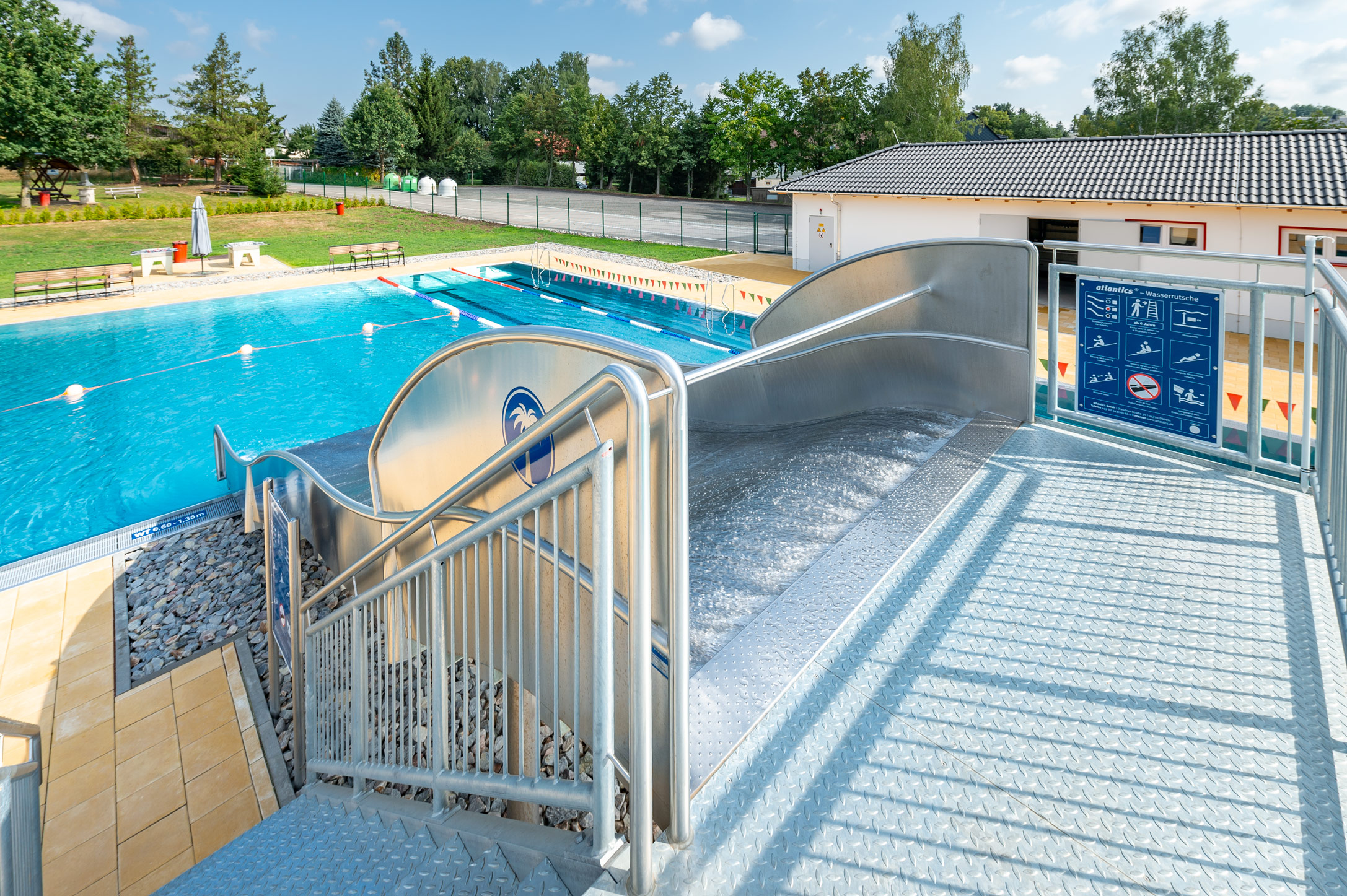 atlantics Edelstahlrutsche im Sommerbad Neukirchen, Breitwasserrutsche, Kastenwasserrutsche, Wellenrutsche