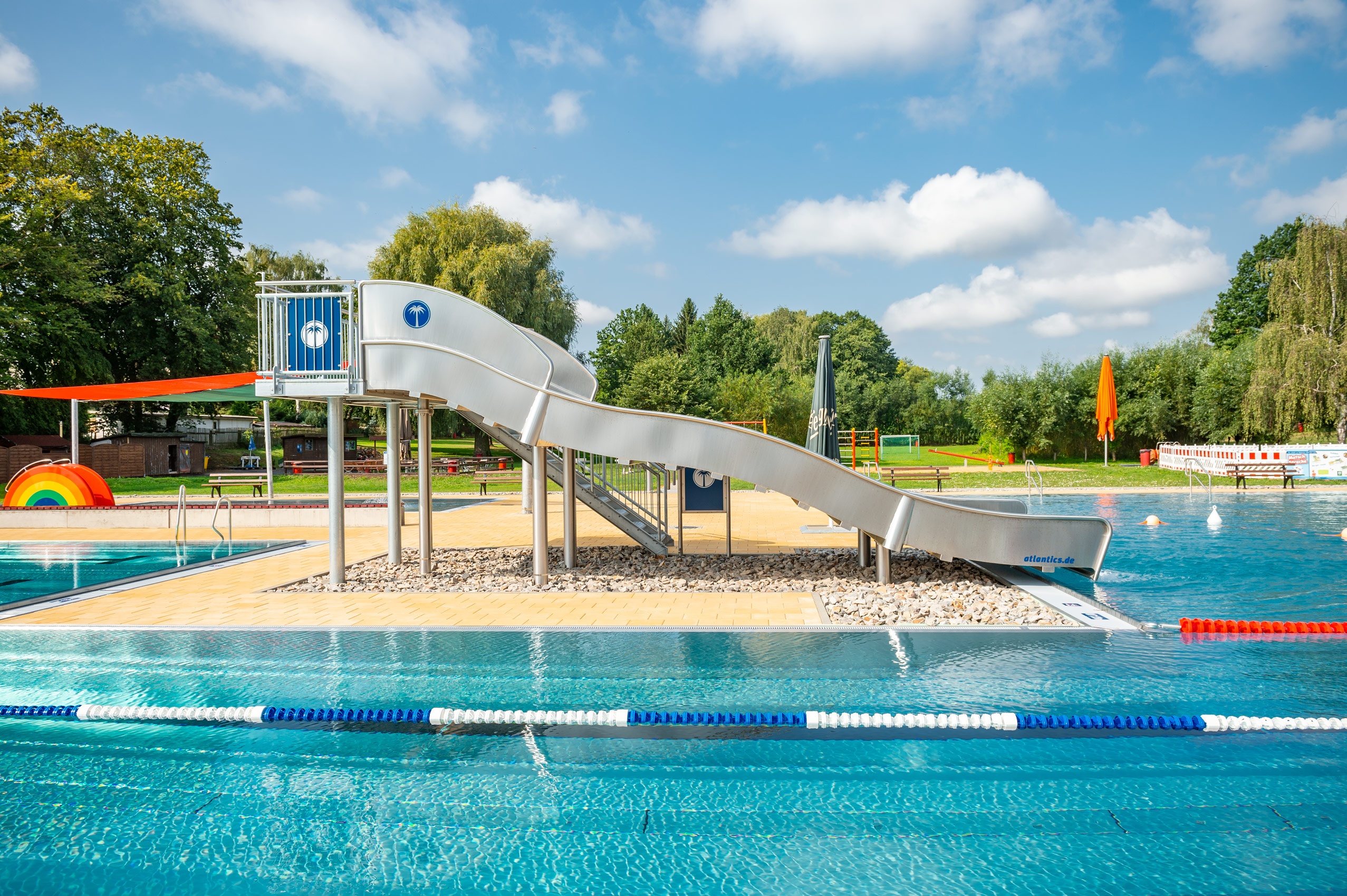 atlantics Edelstahlrutsche im Sommerbad Neukirchen, Breitwasserrutsche, Kastenwasserrutsche, Wellenrutsche