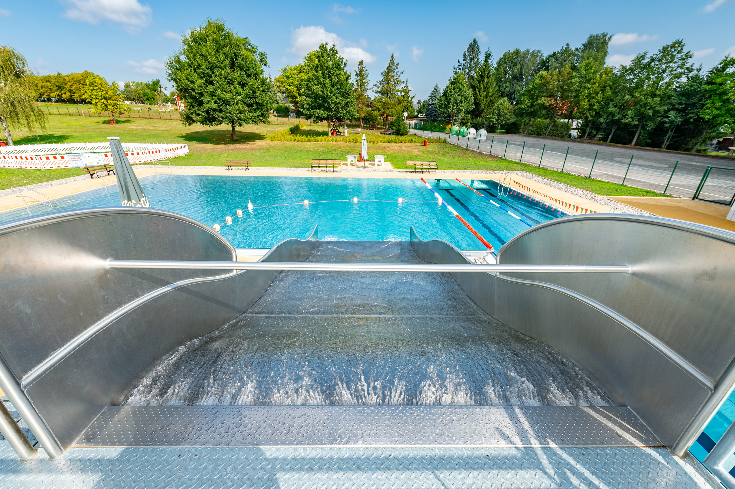 atlantics Edelstahlrutsche im Sommerbad Neukirchen, Breitwasserrutsche, Kastenwasserrutsche, Wellenrutsche