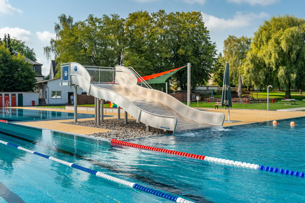 Escorrega de aço inoxidável atlantics na Piscina Exterior de Neukirchen, escorrega aquático largo, Kastenwasserrutsche, escorrega de ondas