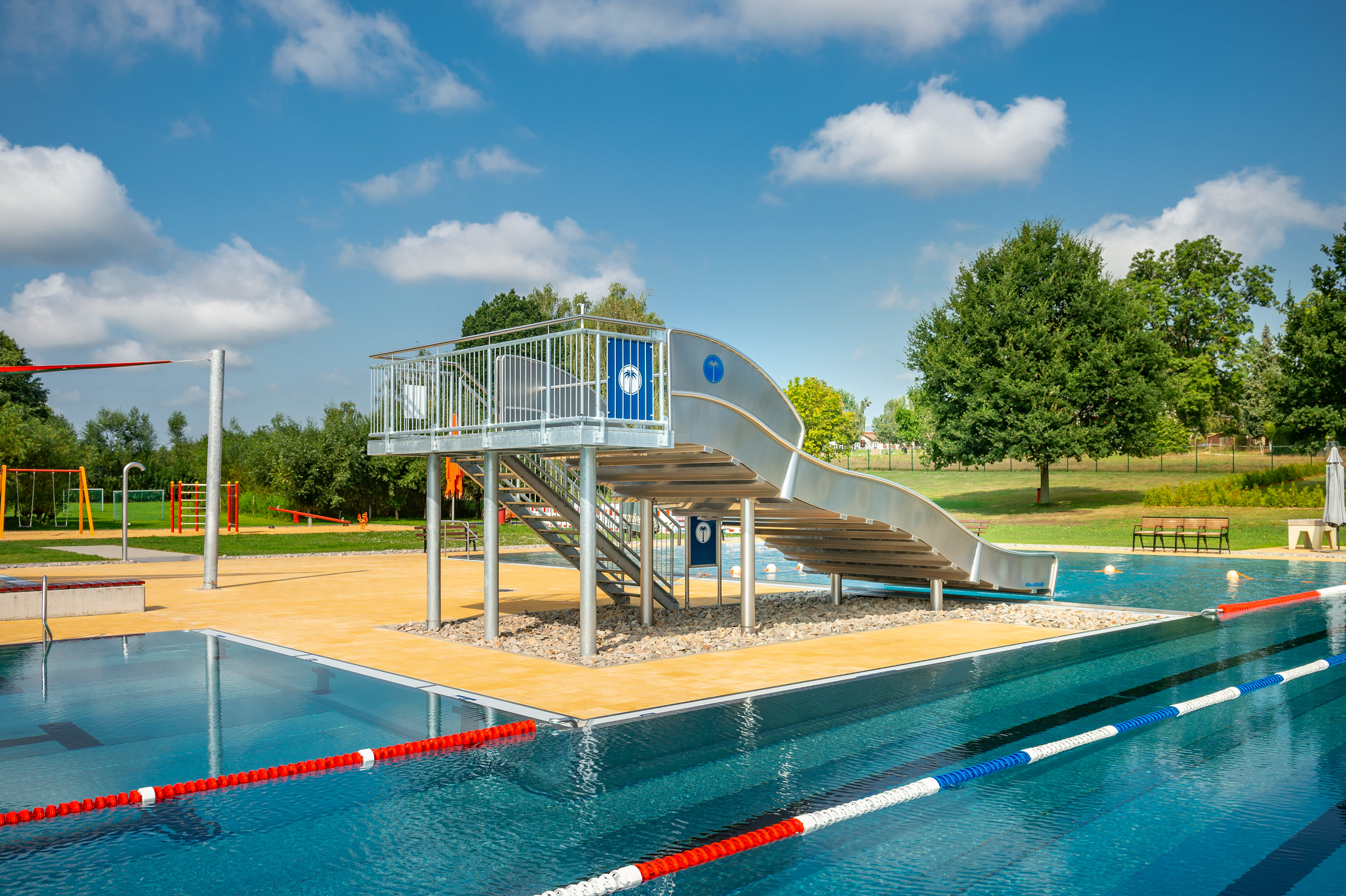 atlantics Edelstahlrutsche im Sommerbad Neukirchen, Breitwasserrutsche, Kastenwasserrutsche, Wellenrutsche