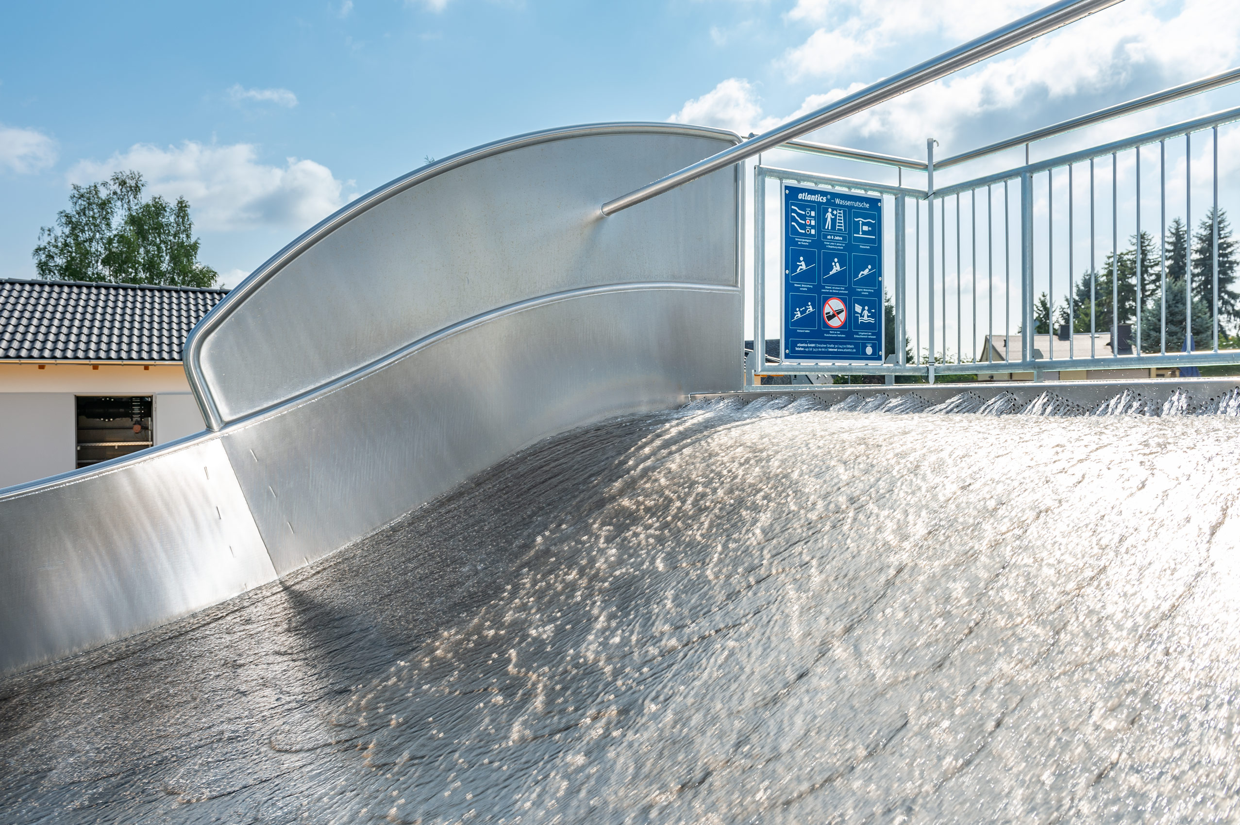 atlantics Edelstahlrutsche im Sommerbad Neukirchen, Breitwasserrutsche, Kastenwasserrutsche, Wellenrutsche