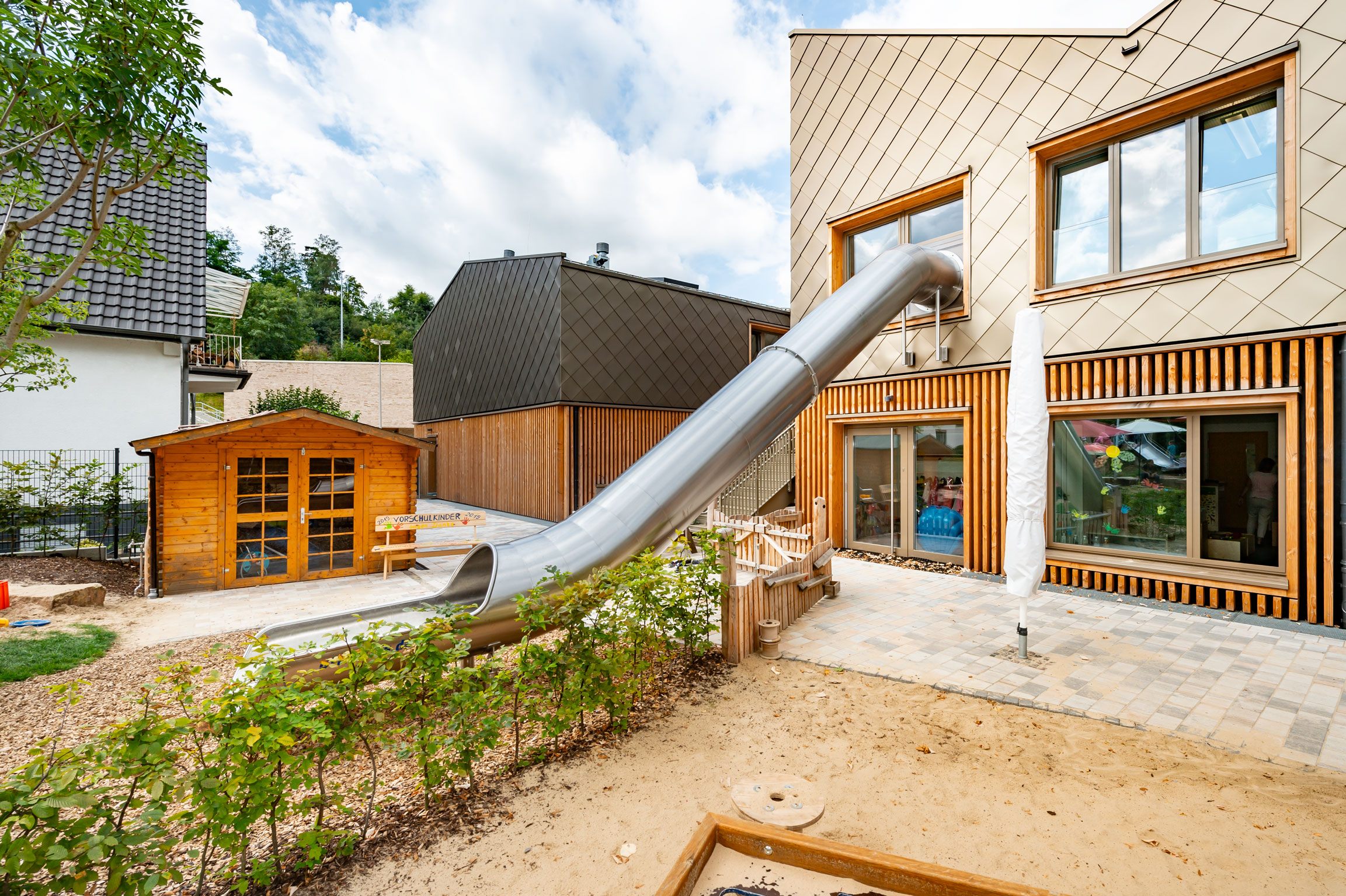 Evakuierungsrutsche aus Edelstahl in der Kita "Haus der kleinen Füße" in Georgsmarienhütte