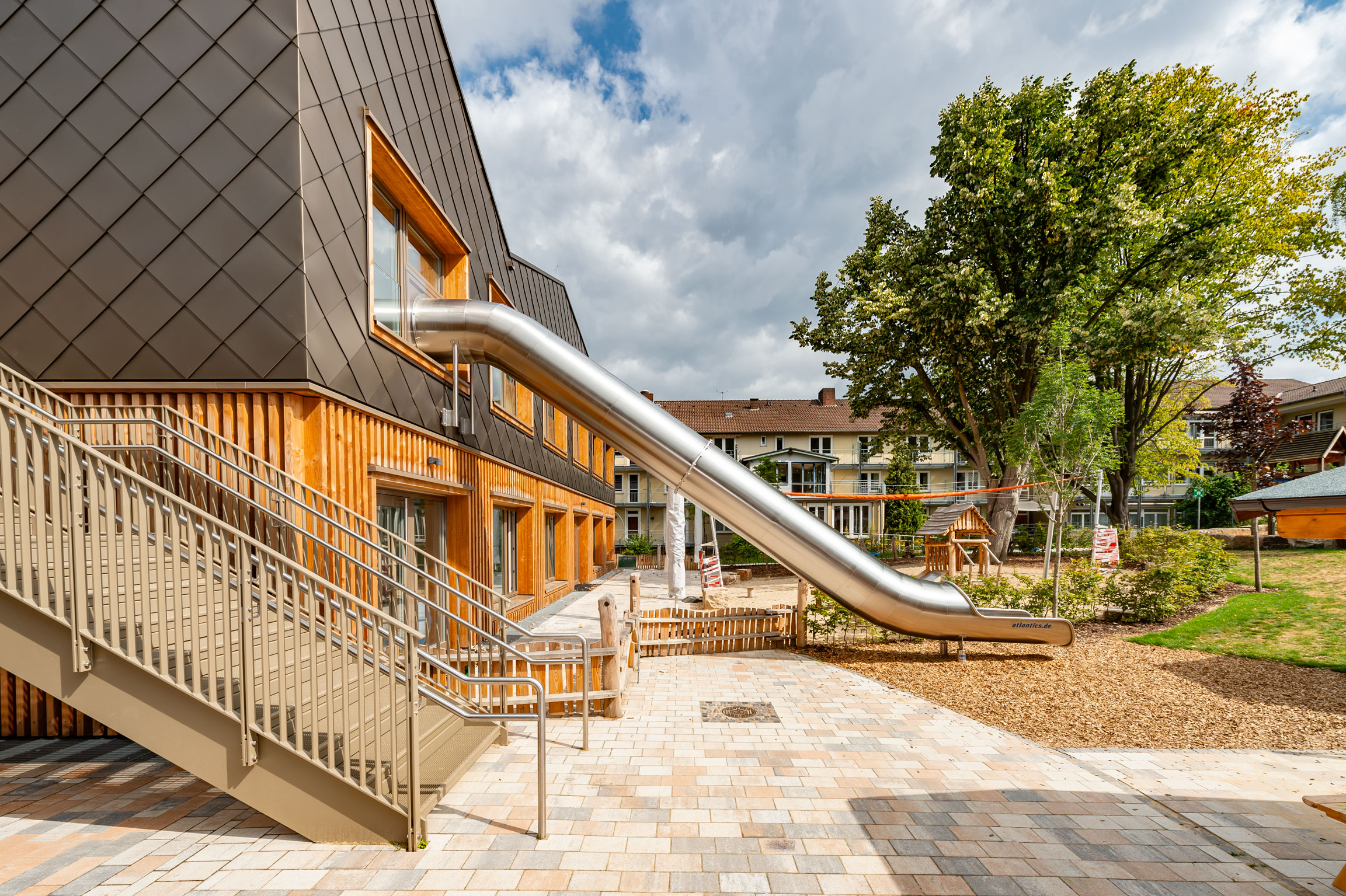 Evakuierungsrutsche aus Edelstahl in der Kita "Haus der kleinen Füße" in Georgsmarienhütte