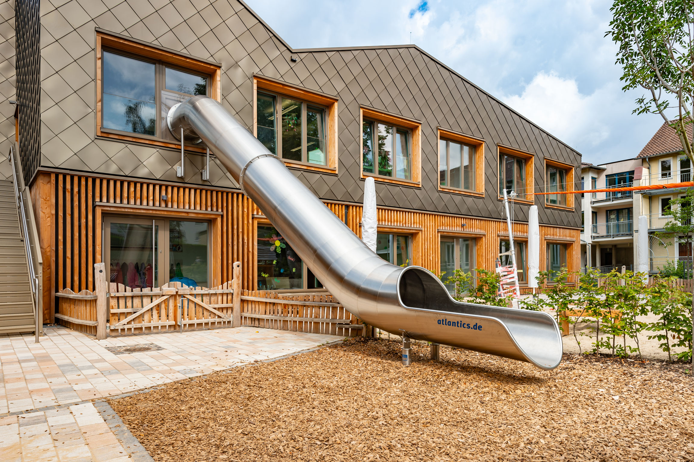Evakuierungsrutsche aus Edelstahl in der Kita "Haus der kleinen Füße" in Georgsmarienhütte