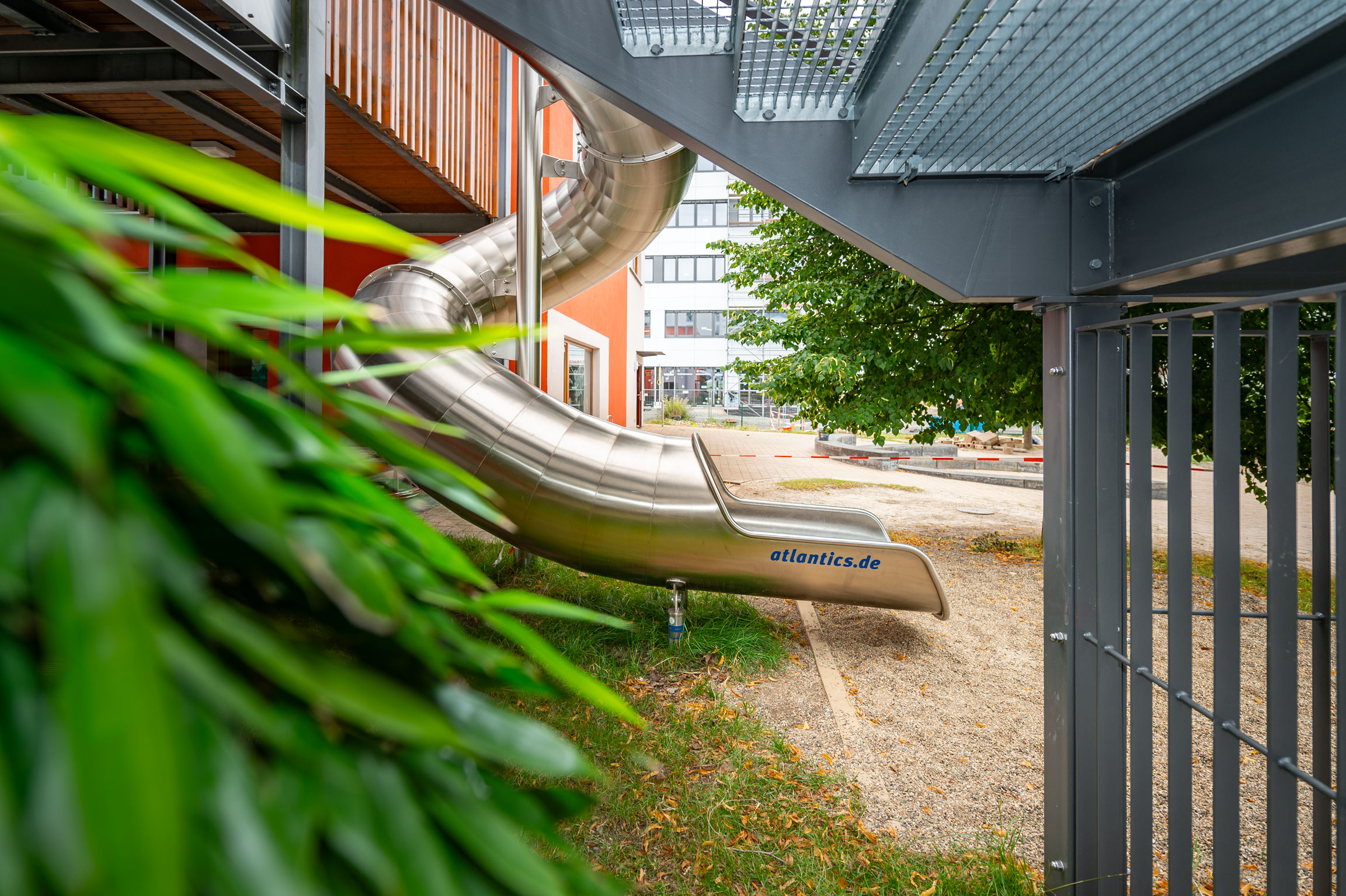 Evakuierungsrutsche aus Edelstahl im Kinderhaus Frech Daxe in Braunschweig