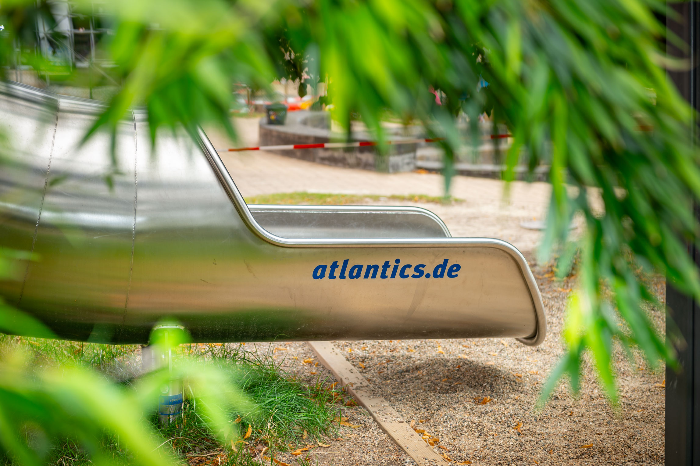 Evakuierungsrutsche aus Edelstahl im Kinderhaus Frech Daxe in Braunschweig, atlantics Edelstahlrutsche