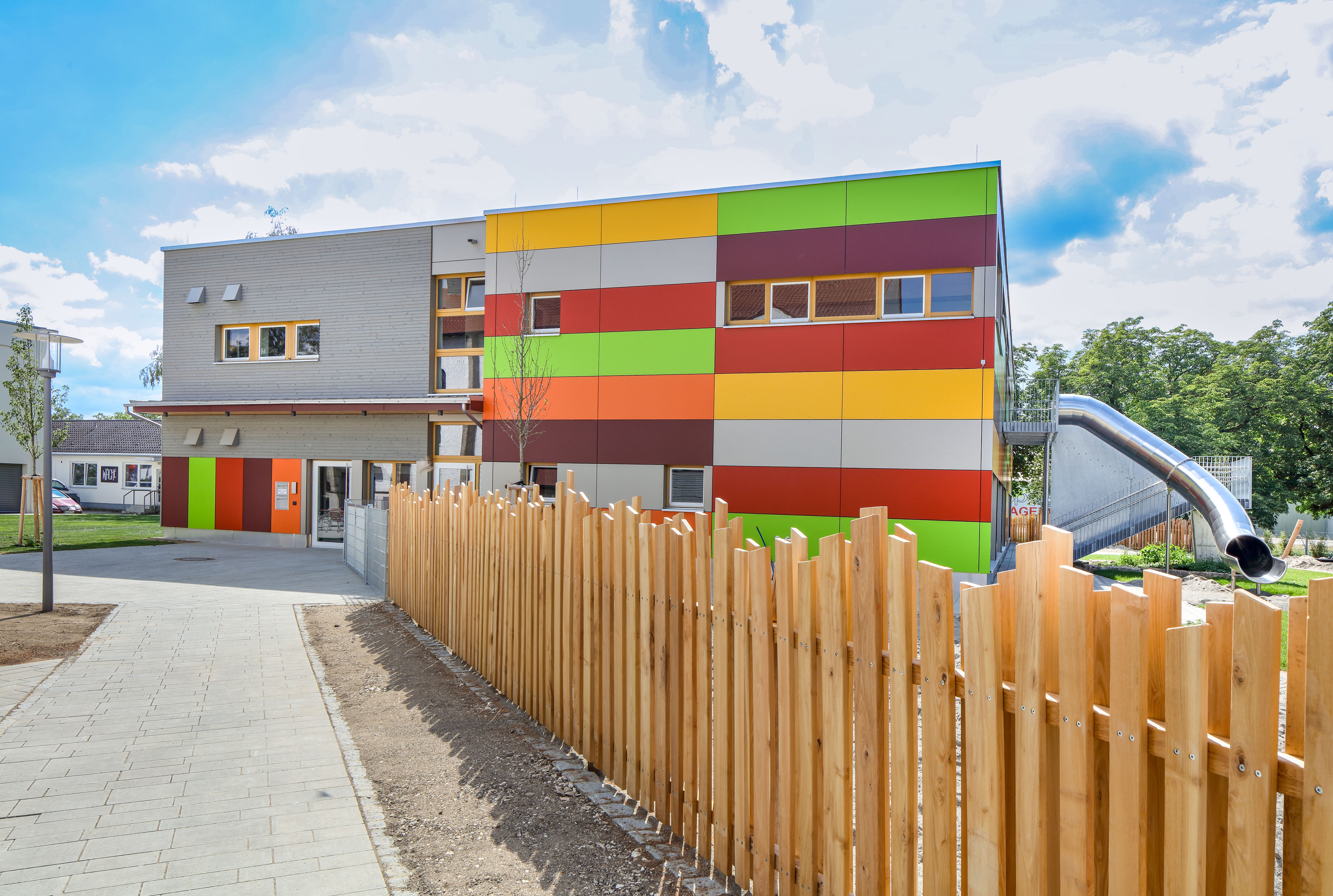 Evakuierungsrutsche und Fluchttreppe am Kinderhaus Lebenswert in Neu-Ulm