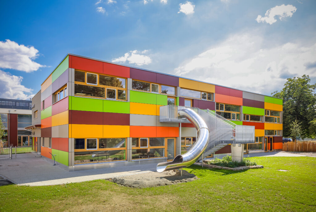 Evakueringsrutschkana och nödutgångstrappa vid Kinderhaus Lebenswert i Neu-Ulm, atlantics rostfria rutschkana