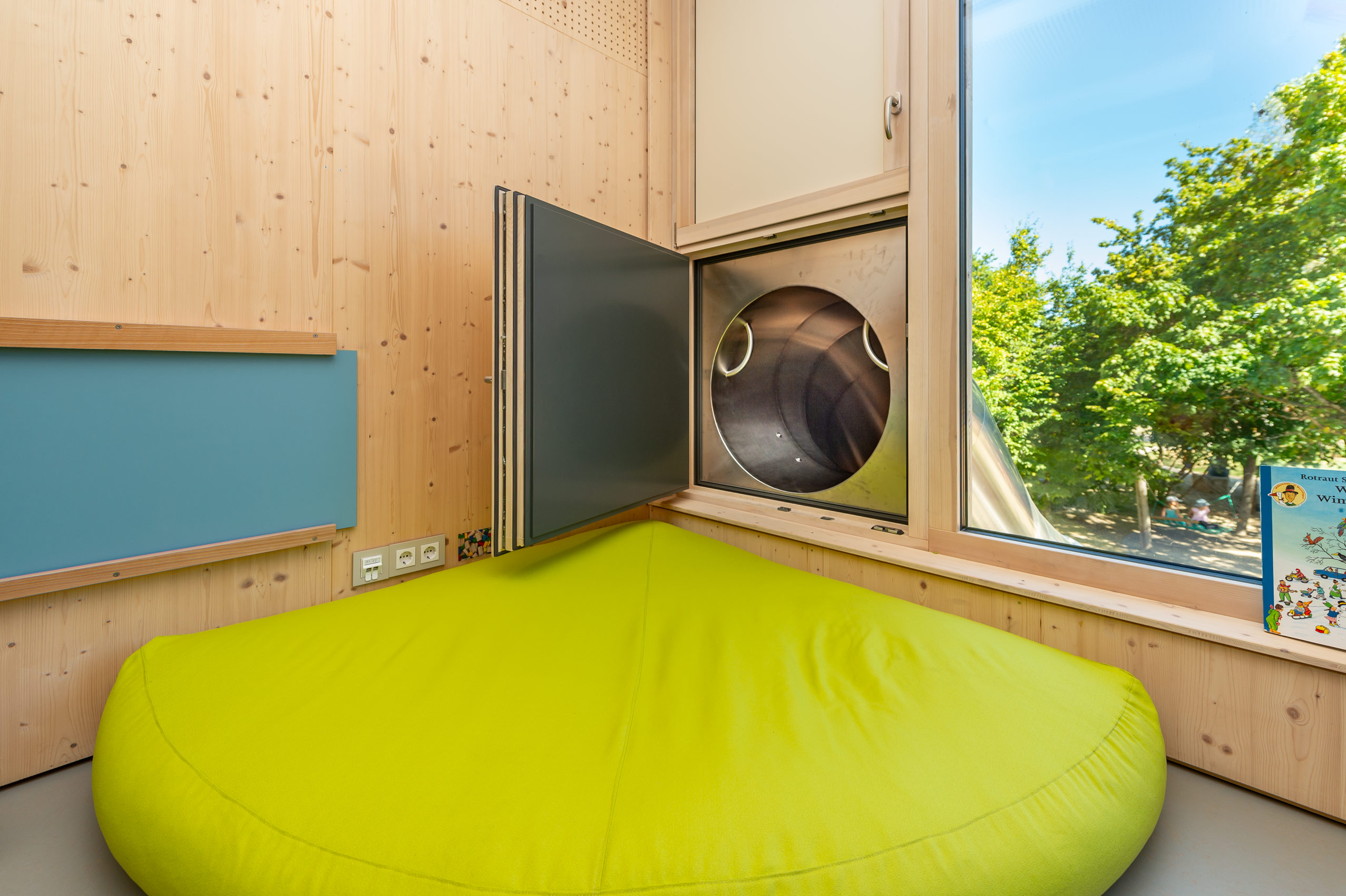 Evakuierungsrutsche aus Edelstahl im Kindergarten Sternkinderhaus in Leinfelden-Echterdingen