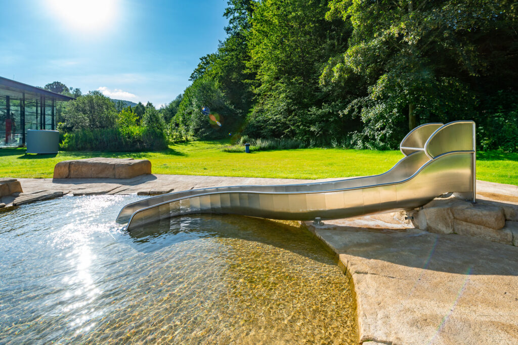 atlantics Edelstahlrutsche im Freibad Platsch in Ennepetal, Halbschalenrutsche, Wasserrutsche