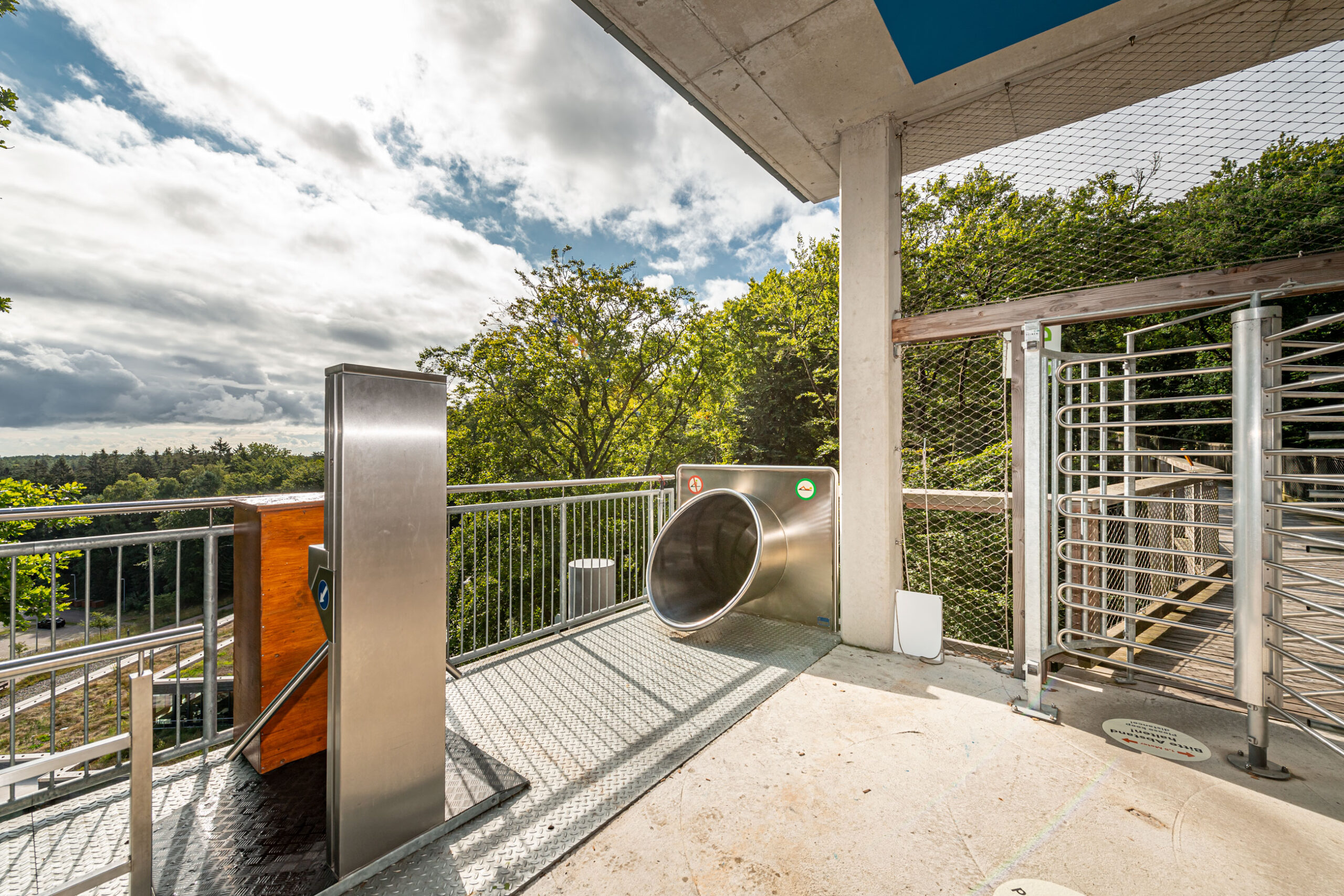 atlantics Edelstahlrutsche im Baumwipfelpfad Prora auf Rügen, Naturerbezentrum Binz, Spiralrutsche, Tunnelrutsche