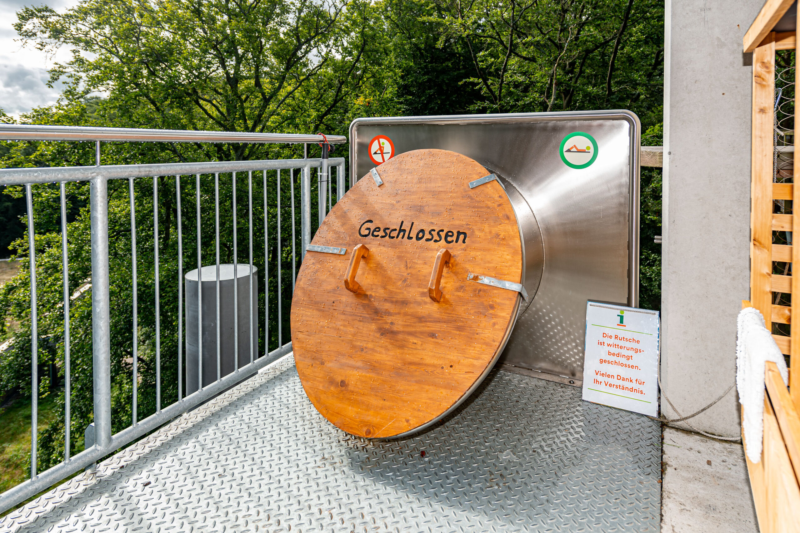 atlantics Edelstahlrutsche im Baumwipfelpfad Prora auf Rügen, Naturerbezentrum Binz, Spiralrutsche, Tunnelrutsche