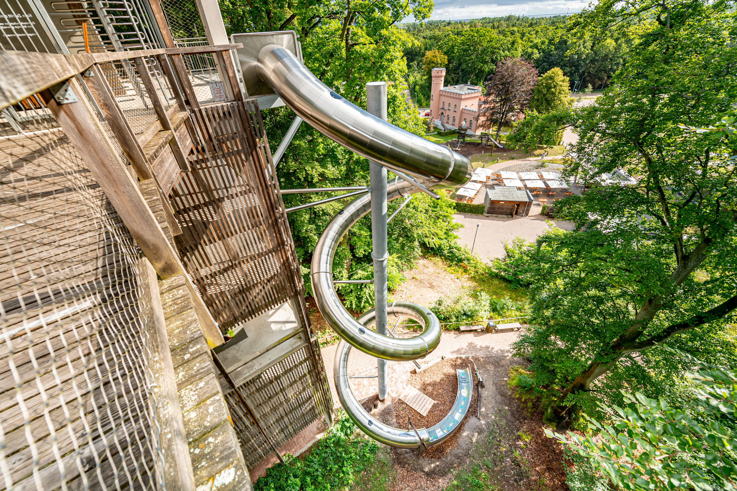 atlantics Edelstahlrutsche im Baumwipfelpfad Prora auf Rügen, Naturerbezentrum Binz, Spiralrutsche, Tunnelrutsche
