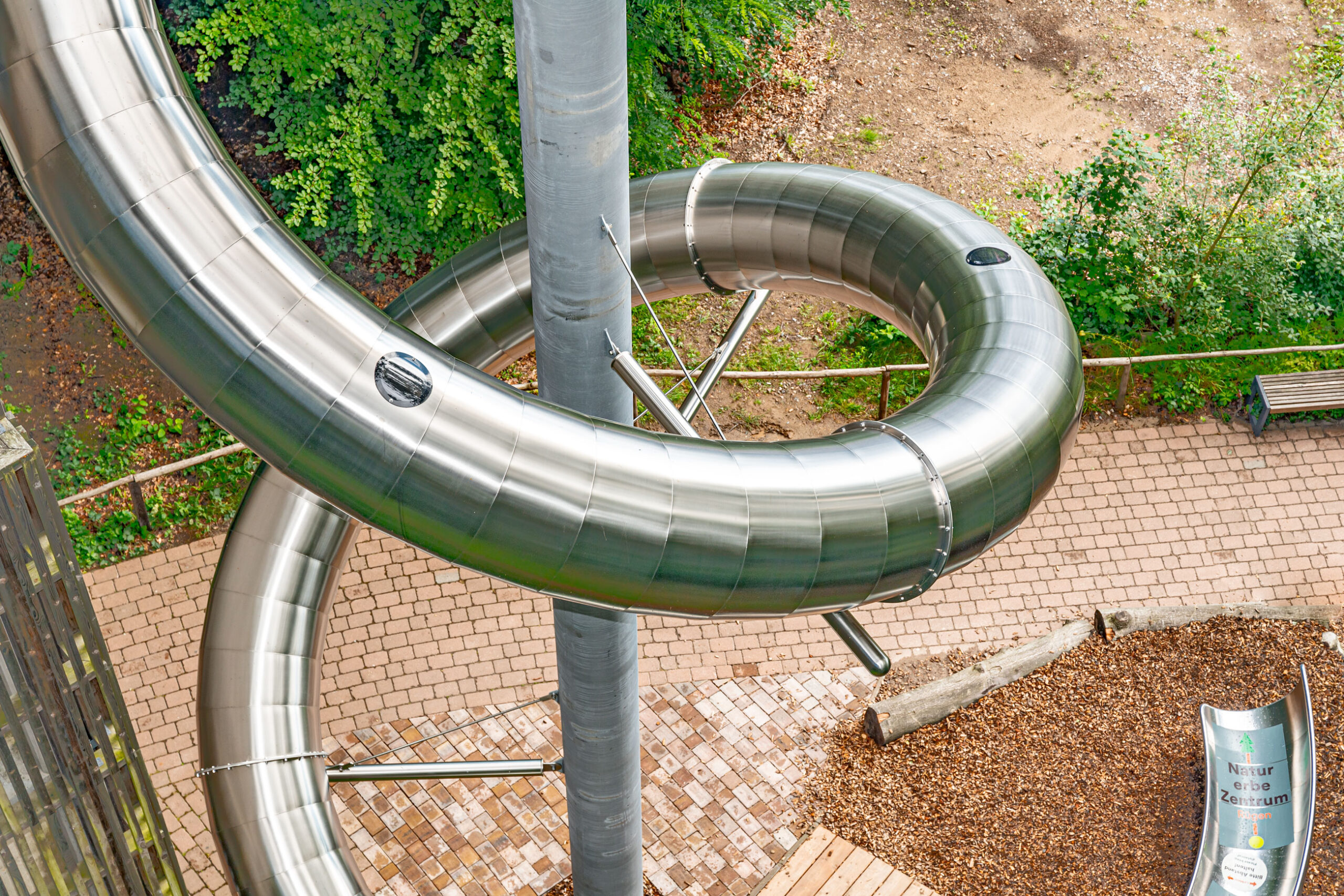 atlantics Edelstahlrutsche im Baumwipfelpfad Prora auf Rügen, Naturerbezentrum Binz, Spiralrutsche, Tunnelrutsche