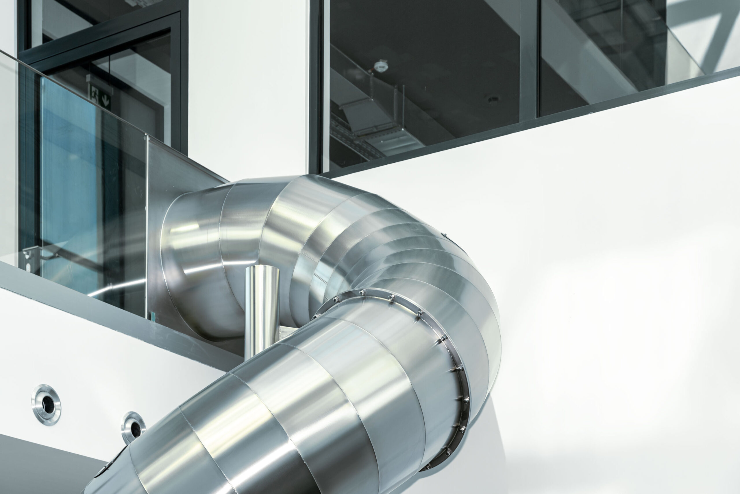 atlantics Edelstahlrutsche im Bürogebäude Postnova Analytics in Landsberg am Lech, Tunnelrutsche, Bürorutsche, Indoorrutsche