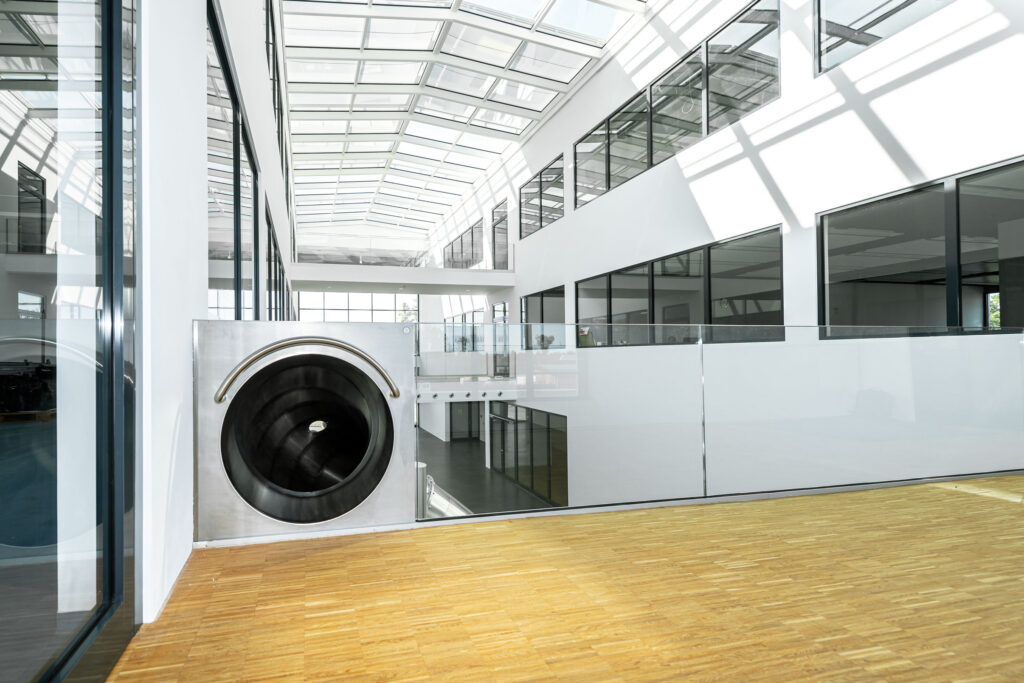 atlantics rutschkana i rostfritt stål i kontorsbyggnaden Postnova Analytics i Landsberg am Lech, tunnelrutschkana, kontorsrutschkana, inomhusrutschkana
