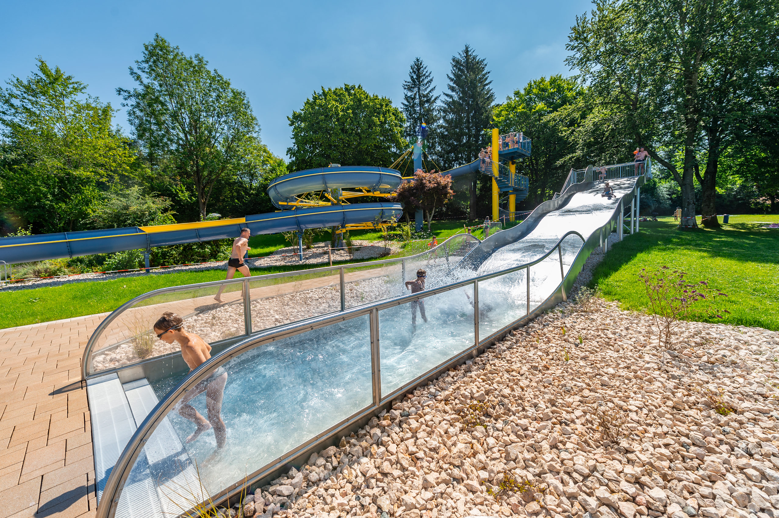 Kinder haben Spaß auf der Breitwasserrutsche mit Landebecken im Franz-Haberlander-Freibad in Traunreut