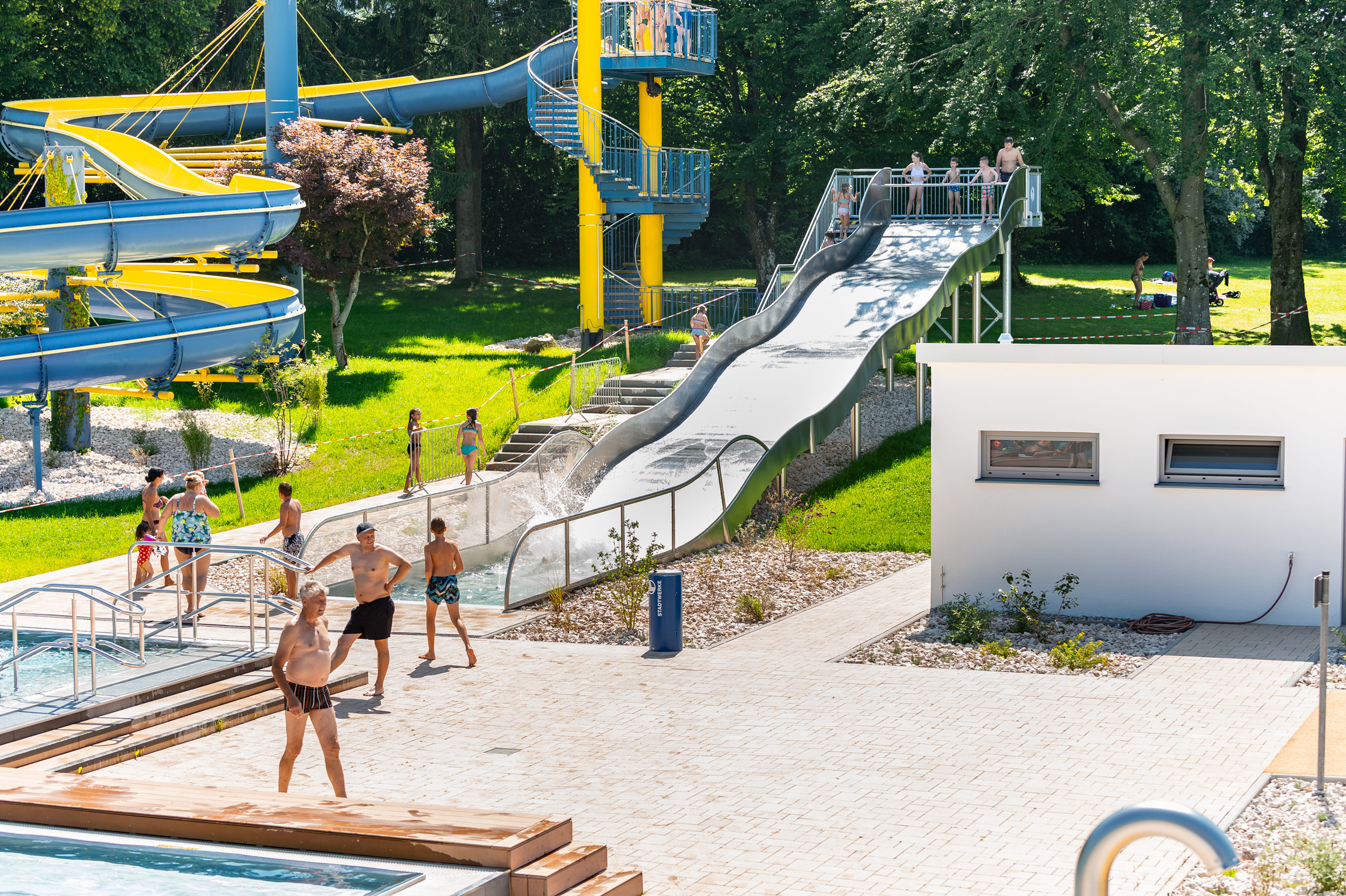 Breitwasserrutsche mit Landebecken im Franz-Haberlander-Freibad in Traunreut
