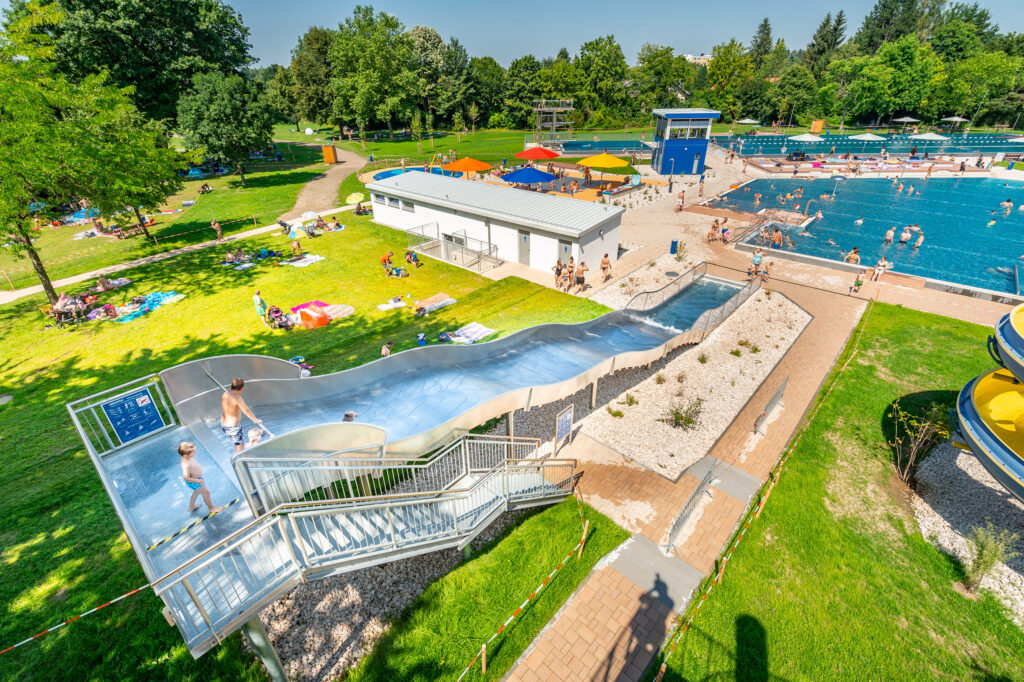 Escorrega de água largo atlantics com tanque de aterragem em aço inoxidável no Freibad Franz-Haberlander em Traunreut