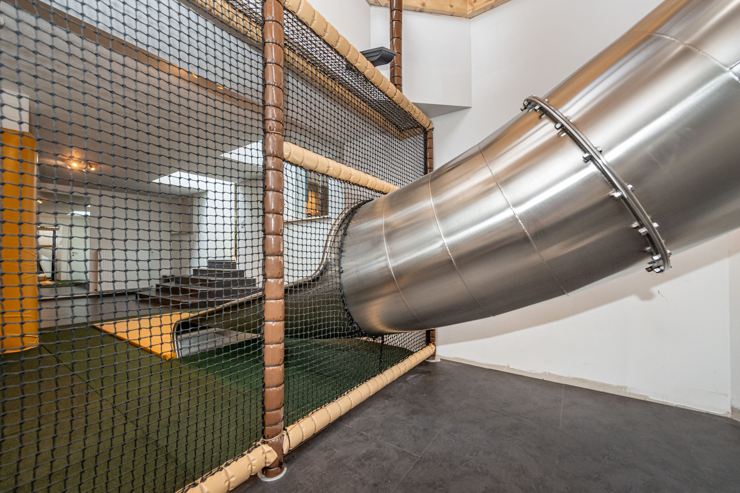 atlantics Edelstahlrutsche im Hotel Tirolerhof, Tunnelrutsche, Indoorrutsche, Hotelrutsche