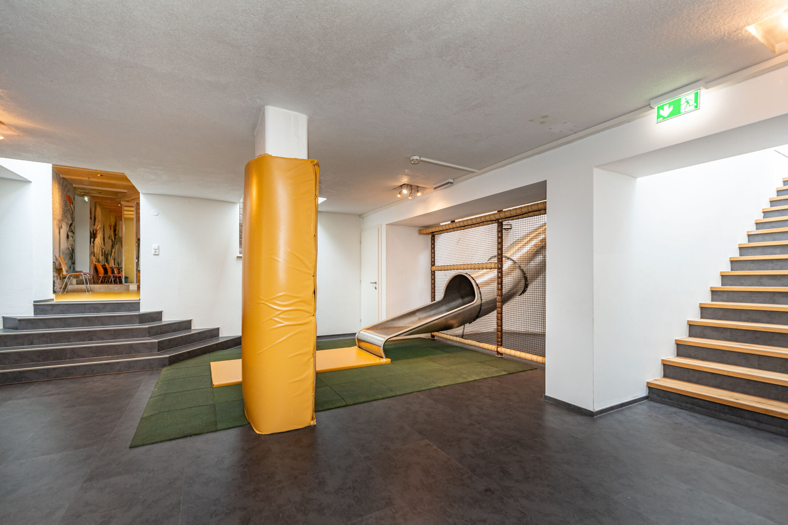 atlantics Edelstahlrutsche im Hotel Tirolerhof, Tunnelrutsche, Indoorrutsche, Hotelrutsche