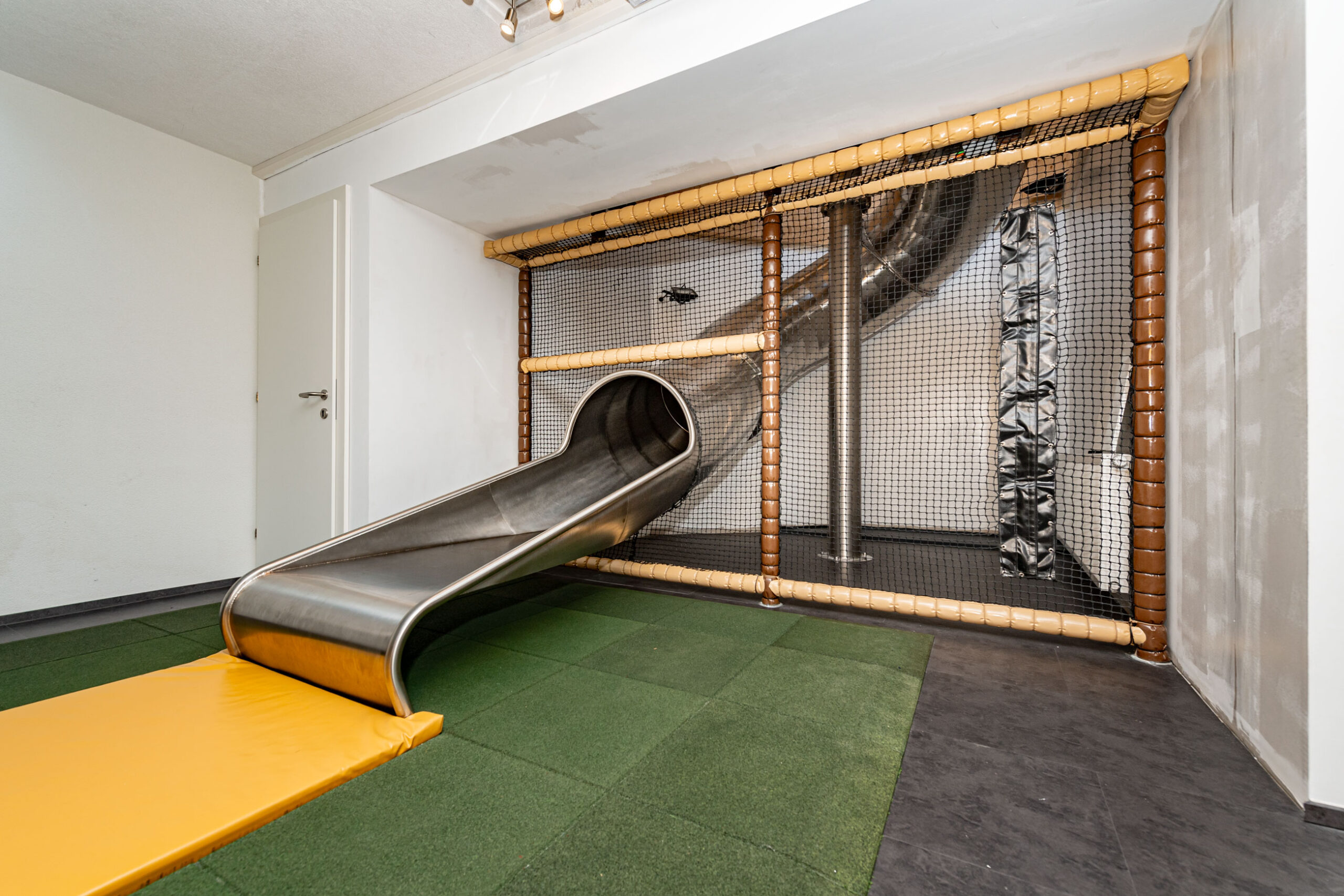 atlantics Edelstahlrutsche im Hotel Tirolerhof, Tunnelrutsche, Indoorrutsche, Hotelrutsche