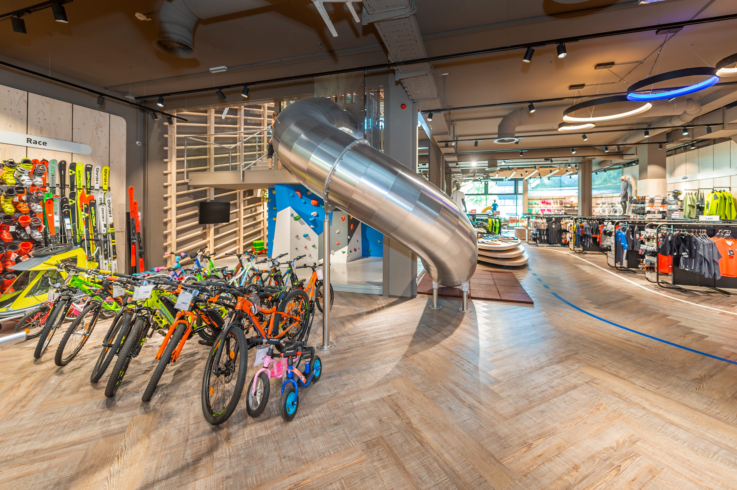Indoor Etagenrutsche aus Edelstahl im Intersport in Weiz in Österreich