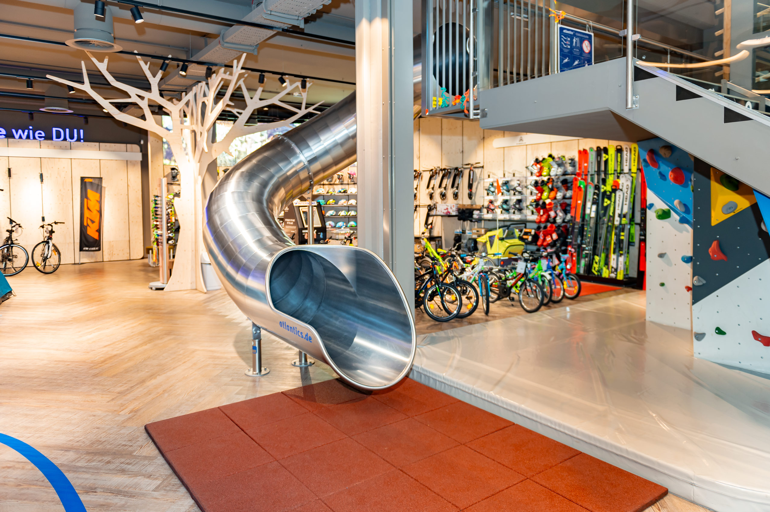 Etagenrutsche aus Edelstahl im Intersport in Weiz in Österreich von der oberen Etage