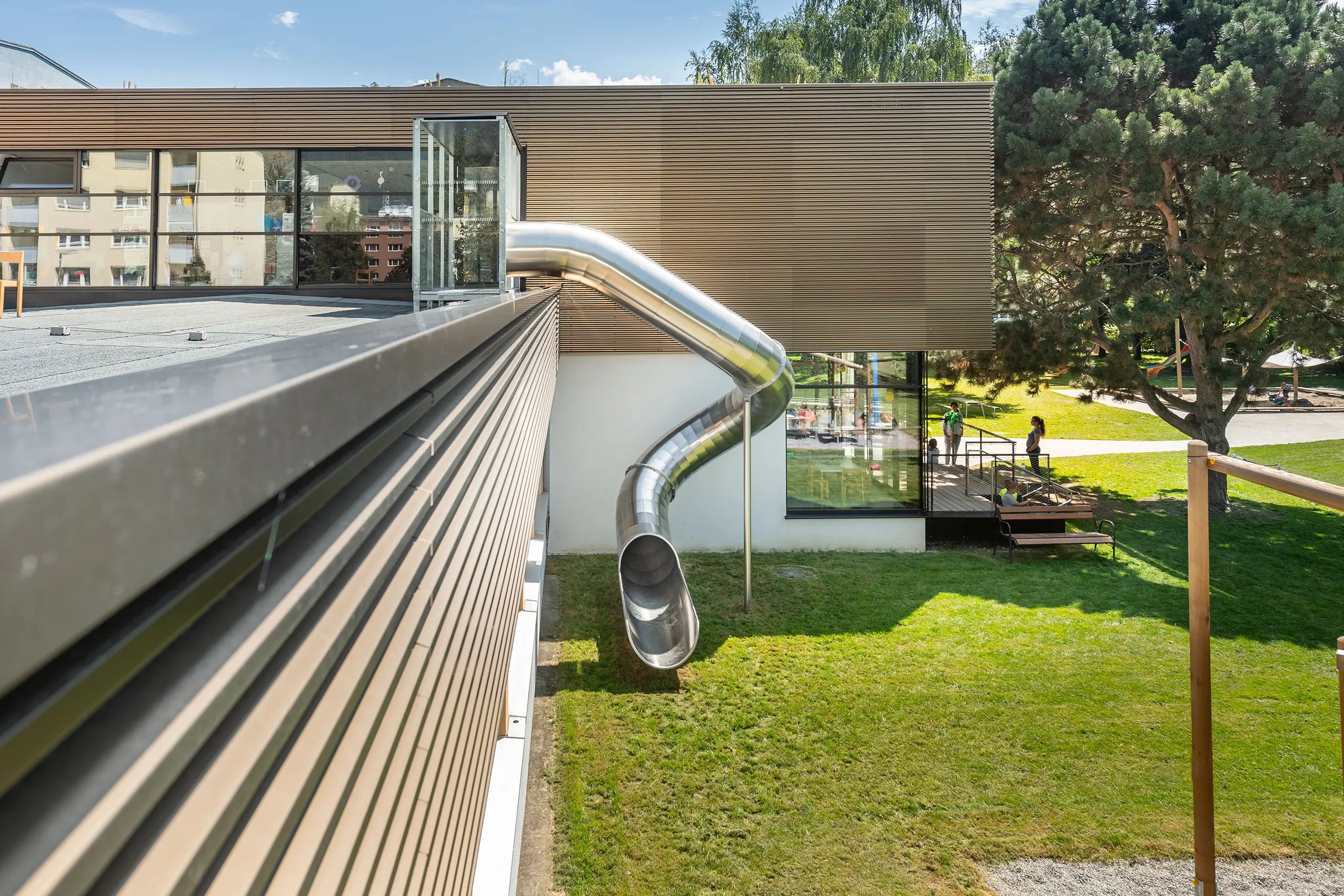 atlantics Evakuierungsrutsche, Edelstahlrutsche im Kindergarten Reichenau in Innsbruck / Österreich, Tunnelrutsche