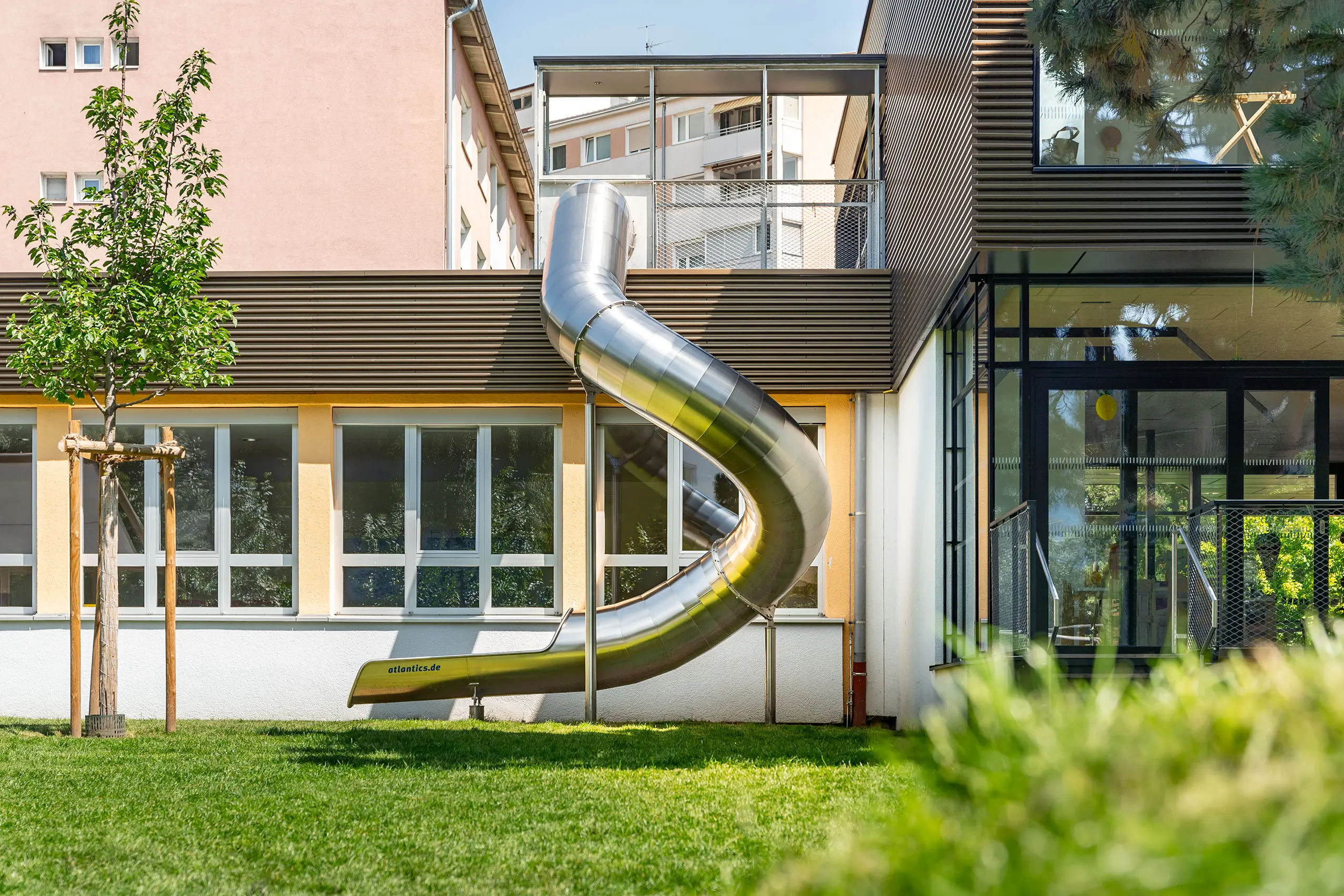 atlantics Evakuierungsrutsche, Edelstahlrutsche im Kindergarten Reichenau in Innsbruck / Österreich
