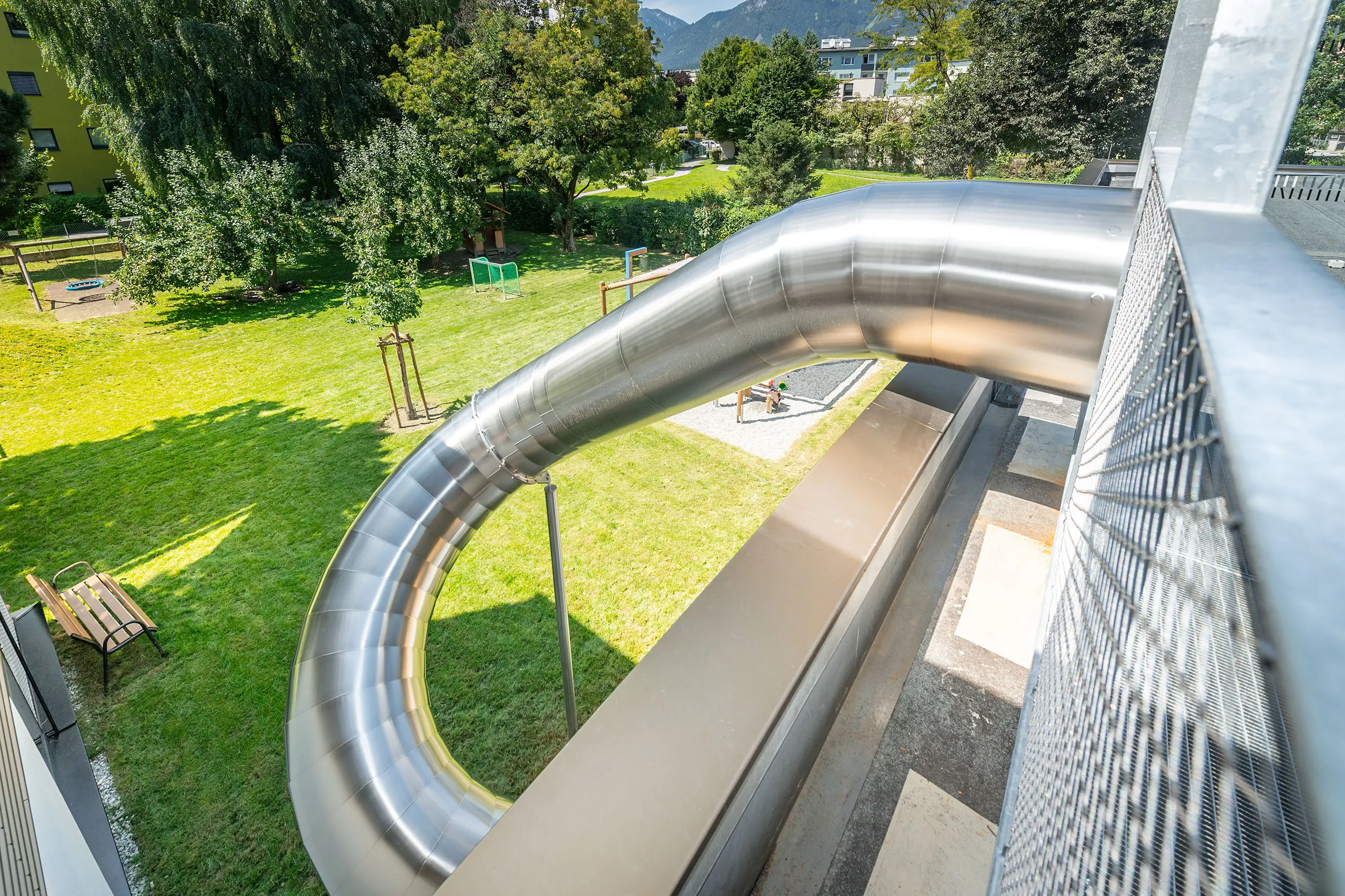atlantics Evakuierungsrutsche, Edelstahlrutsche im Kindergarten Reichenau in Innsbruck / Österreich, Tunnelrutsche