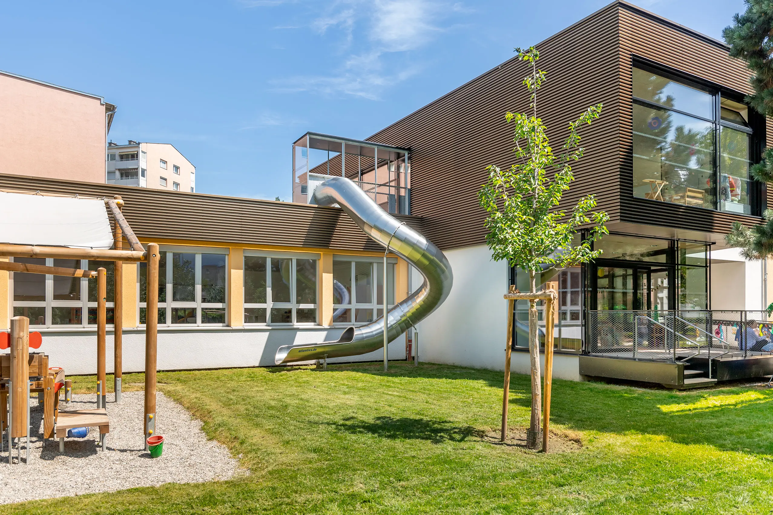 atlantics Evakuierungsrutsche, Edelstahlrutsche im Kindergarten Reichenau in Innsbruck / Österreich, Tunnelrutsche