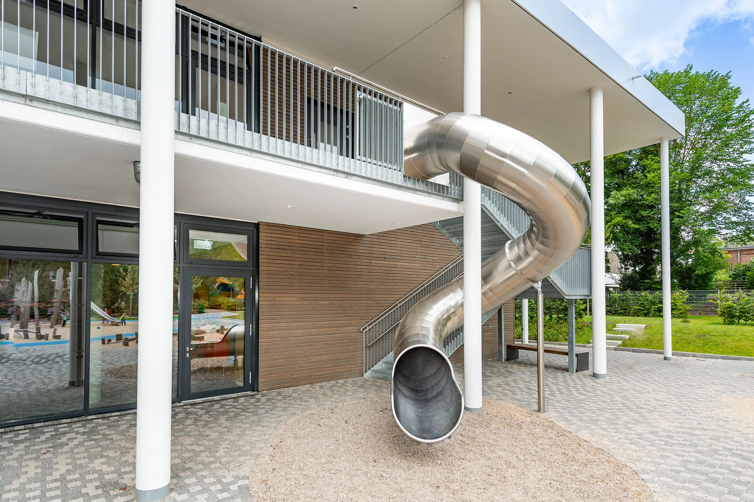 atlantics Edelstahlrutsche in der Kita Itzehoe, Evakuierungsrutsche, Tunnelrutsche