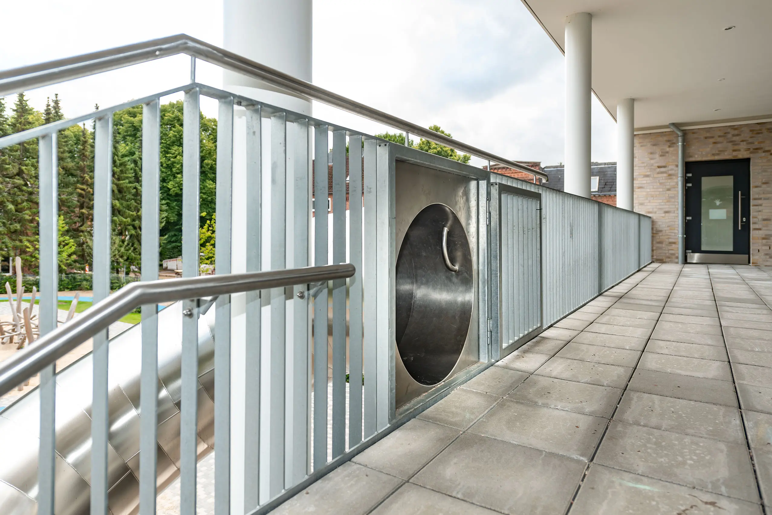 atlantics Edelstahlrutsche in der Kita Itzehoe, Evakuierungsrutsche, Tunnelrutsche