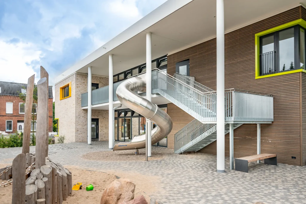 Tobogán de acero inoxidable atlantics en la escuela infantil de Itzehoe, tobogán de evacuación, tobogán de túnel