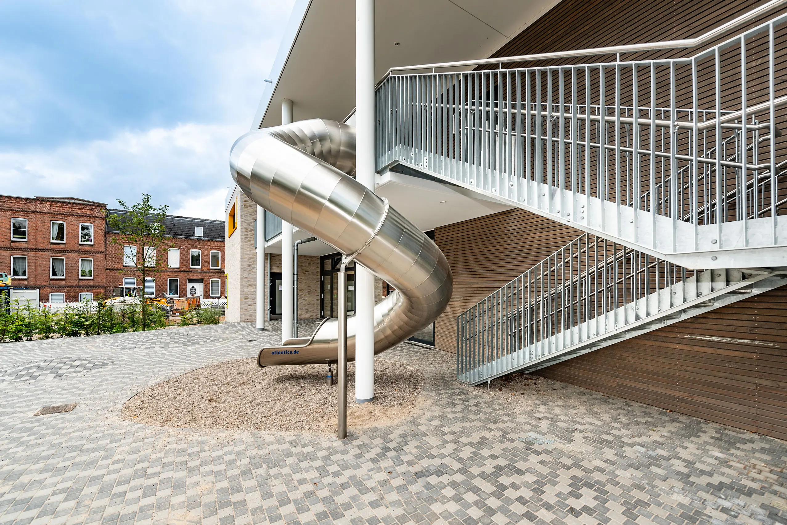 atlantics Edelstahlrutsche in der Kita Itzehoe, Evakuierungsrutsche, Tunnelrutsche