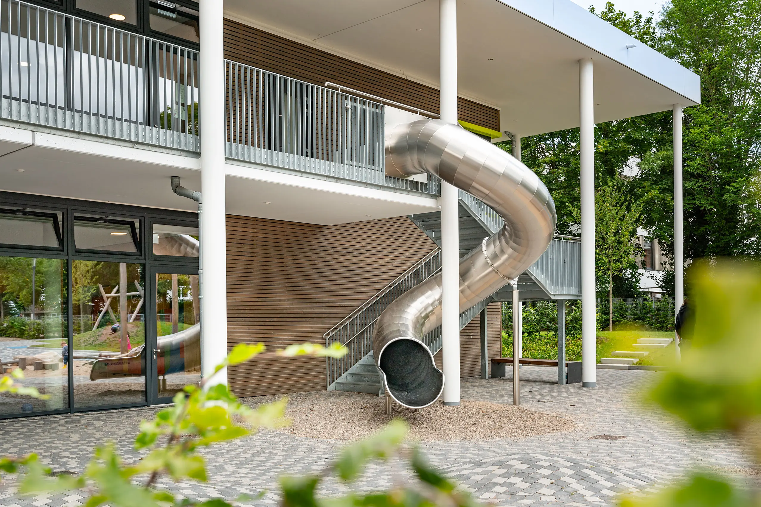 atlantics Edelstahlrutsche in der Kita Itzehoe, Evakuierungsrutsche, Tunnelrutsche
