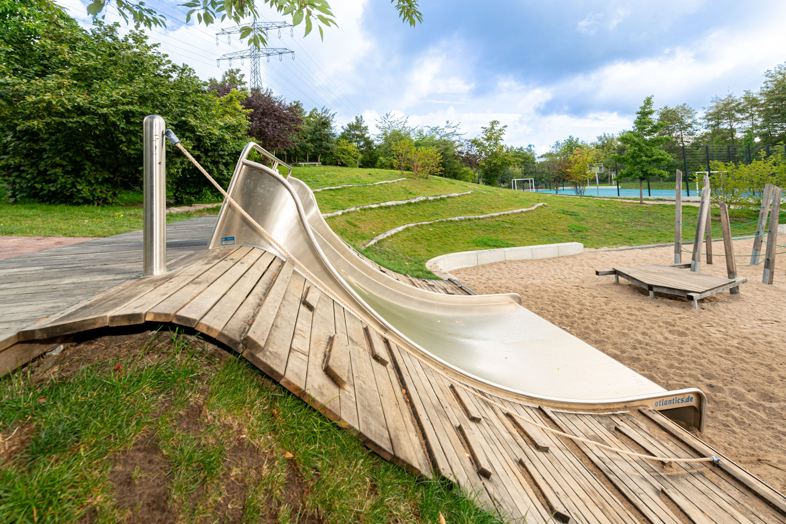 atlantics Breitrutsche aus Edelstahl an der Kolibri Grundschule in Berlin, Kastenrutsche, Edelstahlrutsche, Hangrutsche