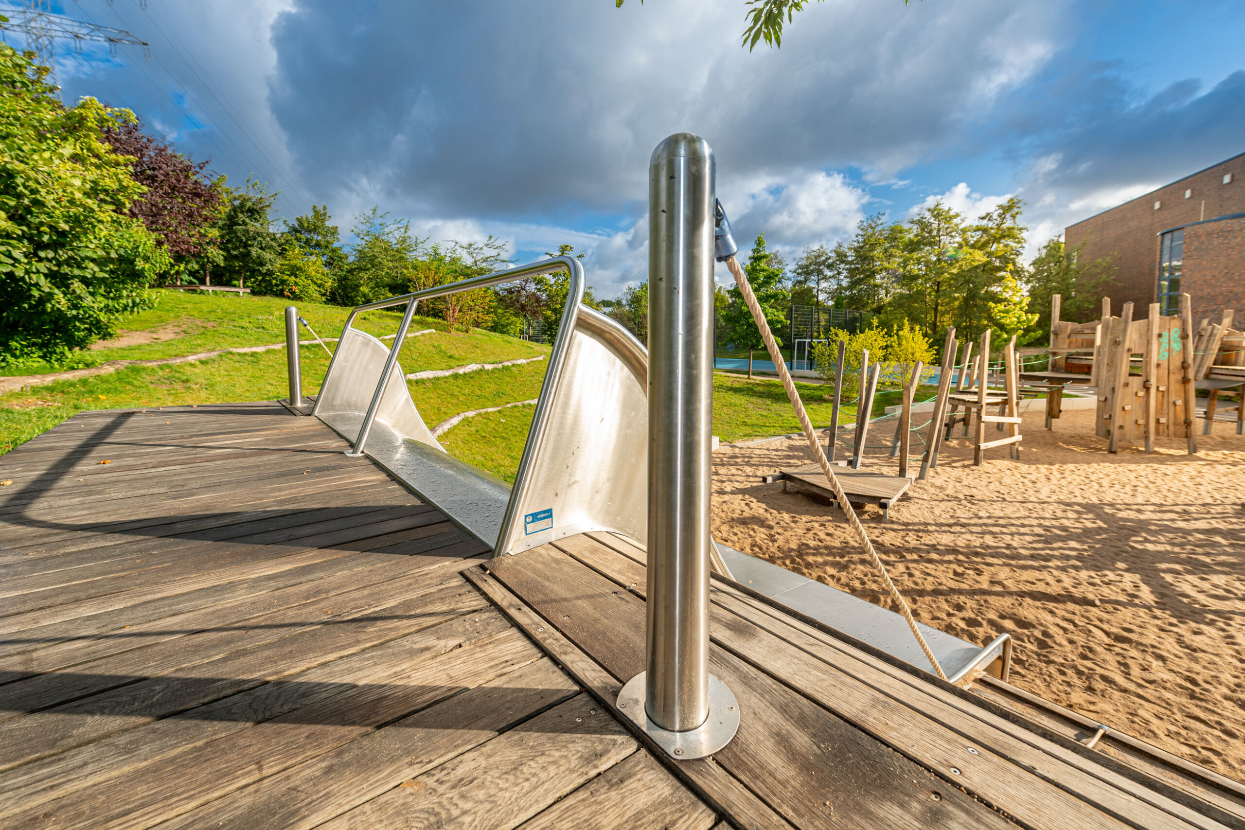 atlantics Breitrutsche aus Edelstahl an der Kolibri Grundschule in Berlin, Kastenrutsche, Edelstahlrutsche, Hangrutsche