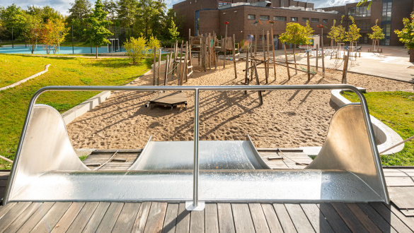 atlantics_edelstahlrutschen_kolibri-grundschule_sand_trocken_breit_198587