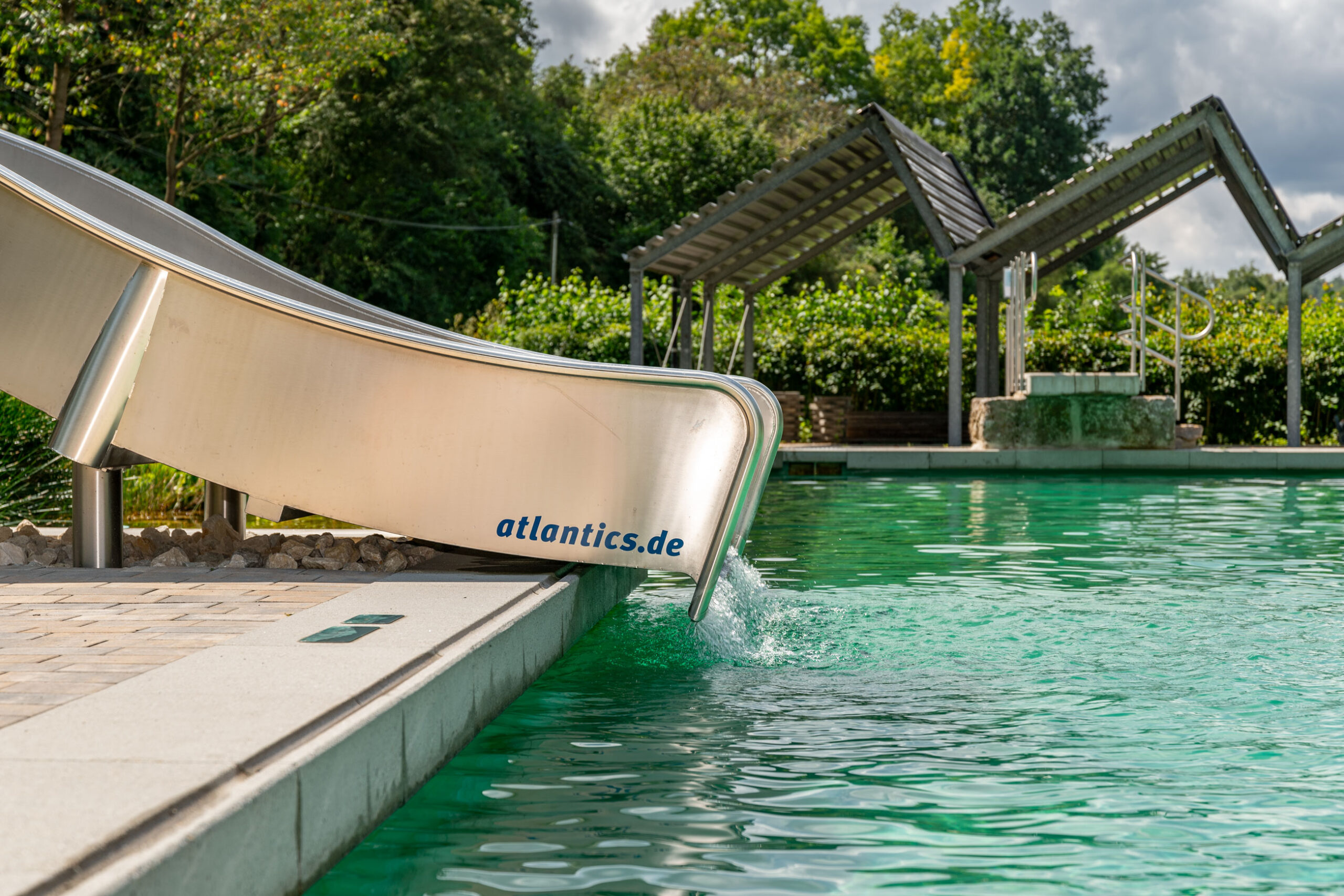 atlantics Edelstahlrutsche im Naturbad Autilus in Seßlach, Breitwasserrutsche, Bockwasserrutsche
