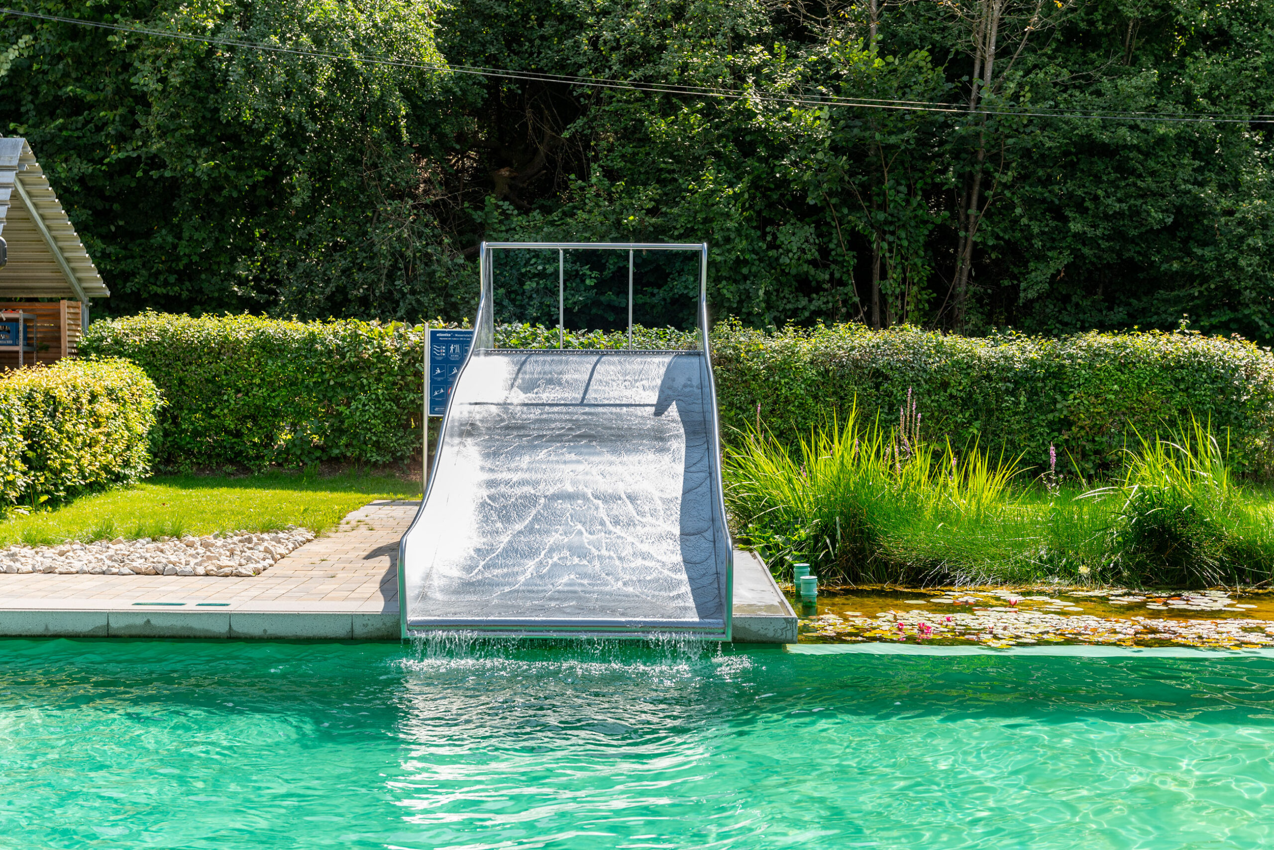 atlantics Edelstahlrutsche im Naturbad Autilus in Seßlach, Breitwasserrutsche, Bockwasserrutsche