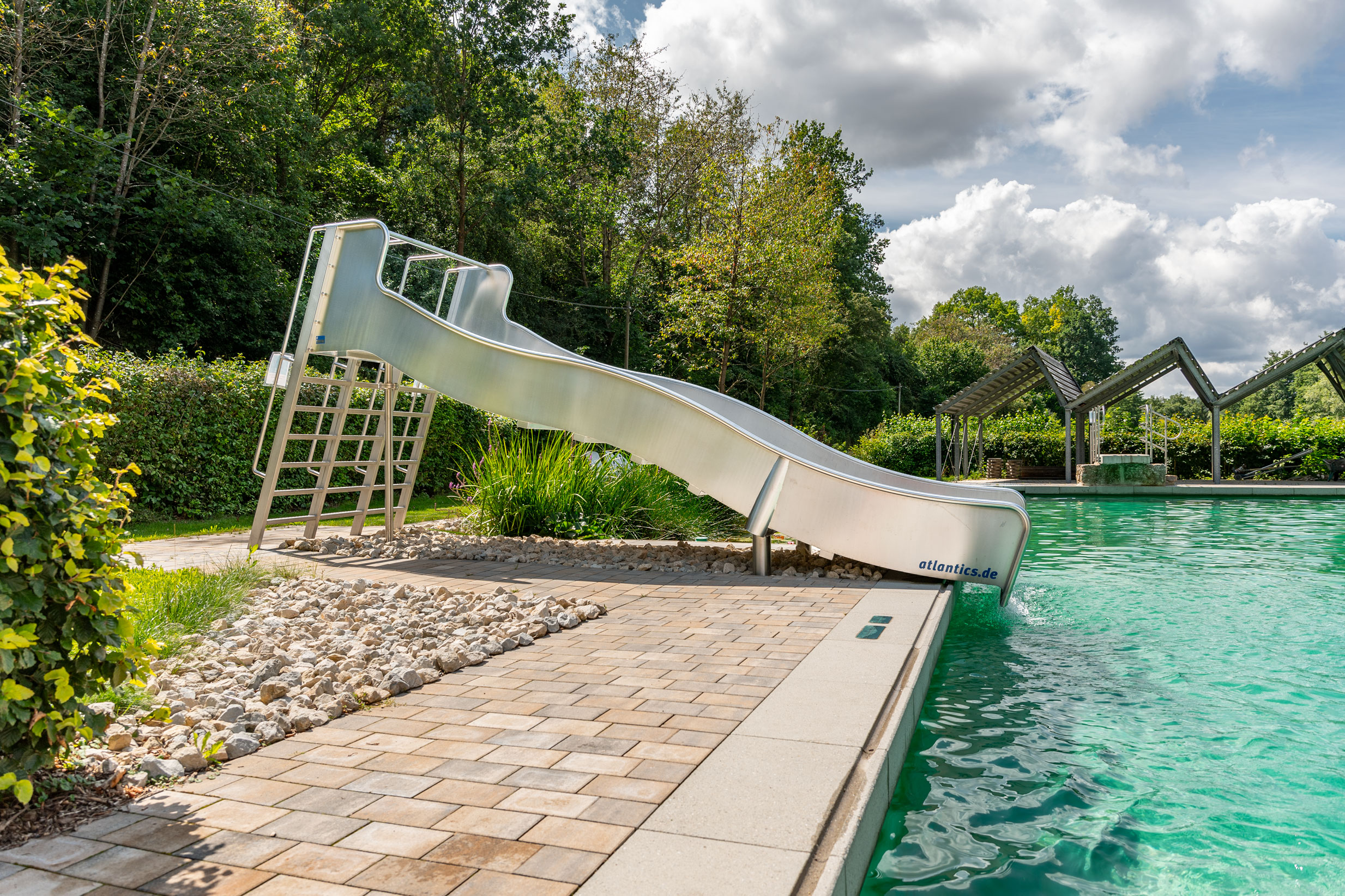 atlantics_edelstahlrutschen_naturbad-Autilus_sesslach_schwimmbad_breitwelle_198559_DSC1983