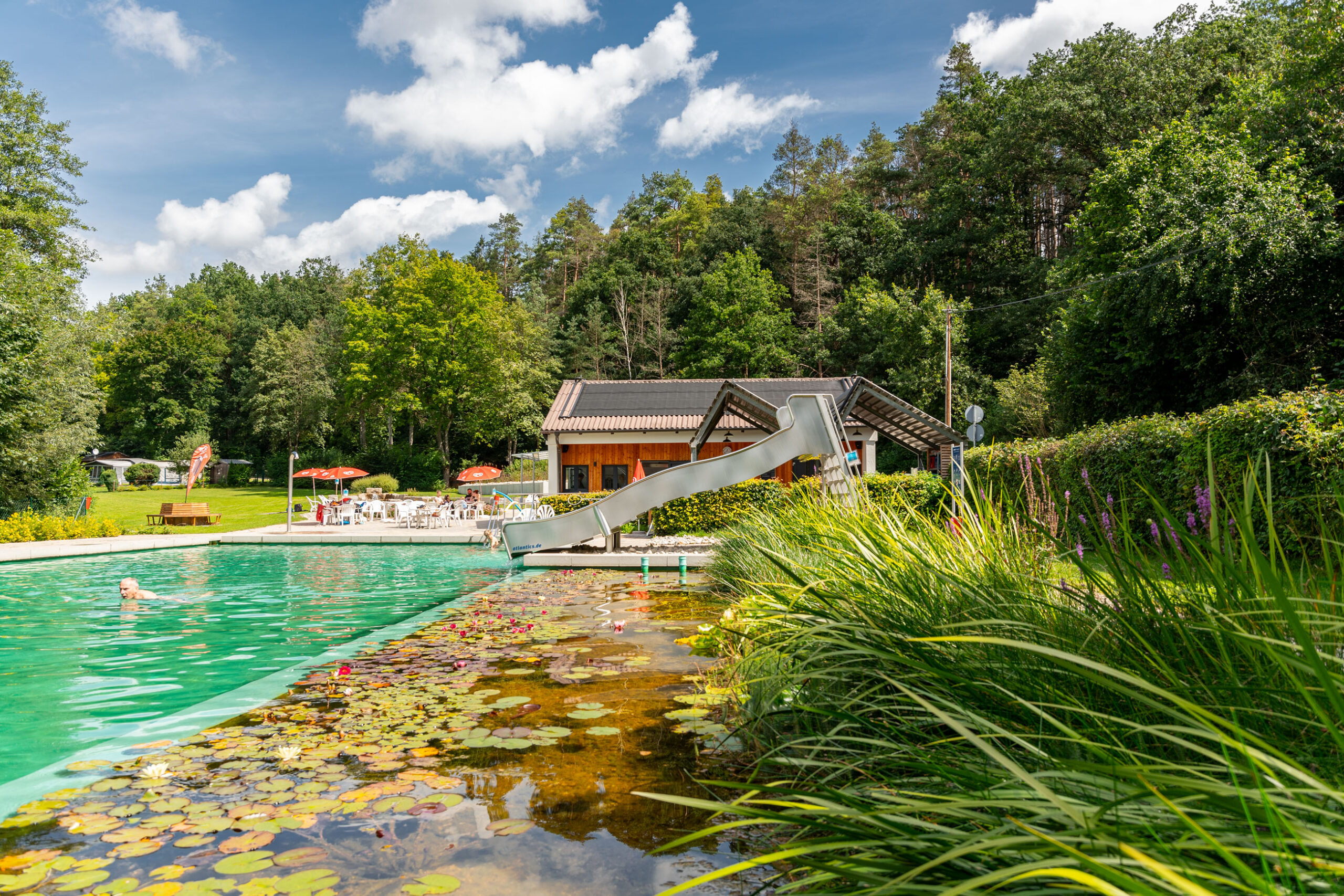 atlantics Edelstahlrutsche im Naturbad Autilus in Seßlach, Breitwasserrutsche, Bockwasserrutsche