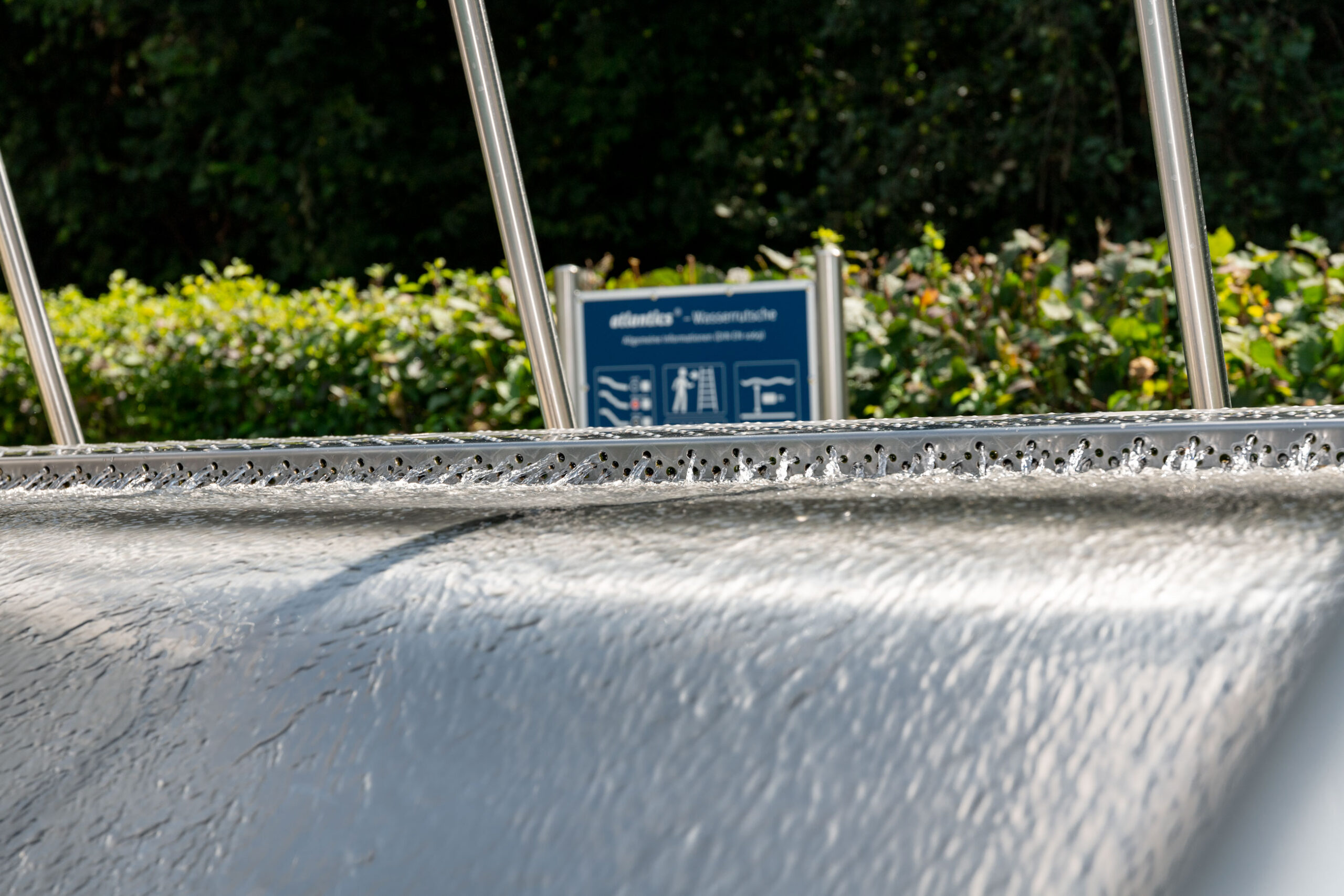 atlantics Edelstahlrutsche im Naturbad Autilus in Seßlach, Breitwasserrutsche, Bockwasserrutsche