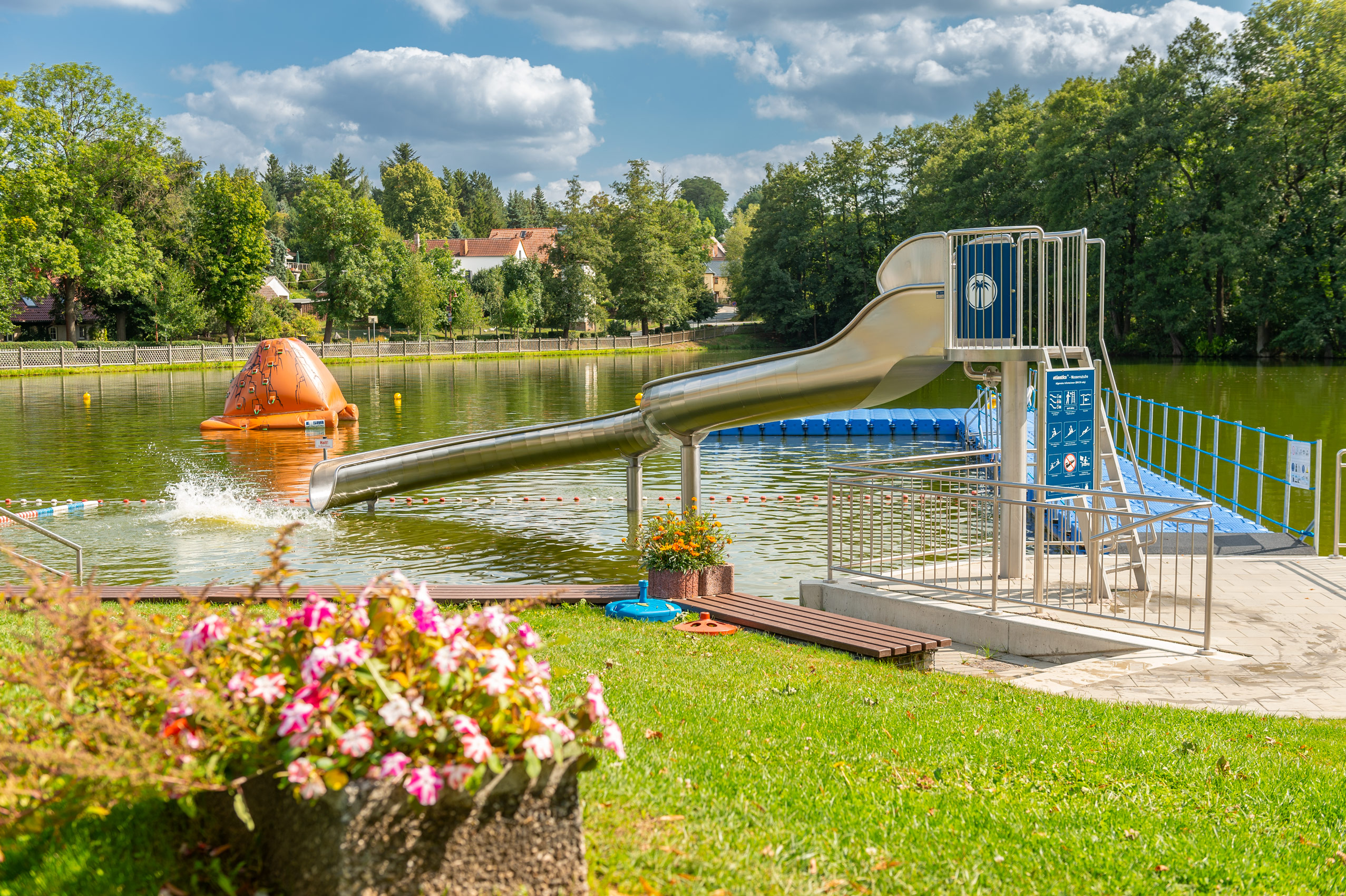 atlantics Edelstahlrutsche im Naturbad Münchenbernsdorf, Schwimmbad in Thüringen, Halbschalenwasserrutsche, Wasserrutsche