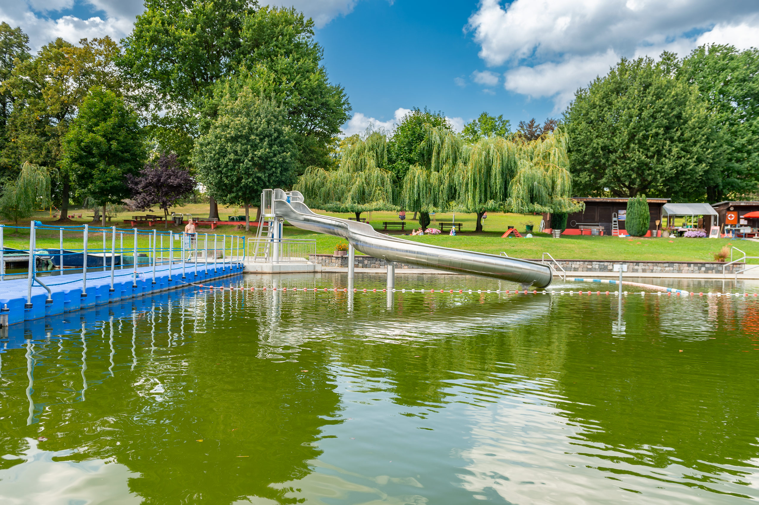 atlantics Edelstahlrutsche im Naturbad Münchenbernsdorf, Schwimmbad in Thüringen, Halbschalenwasserrutsche, Wasserrutsche