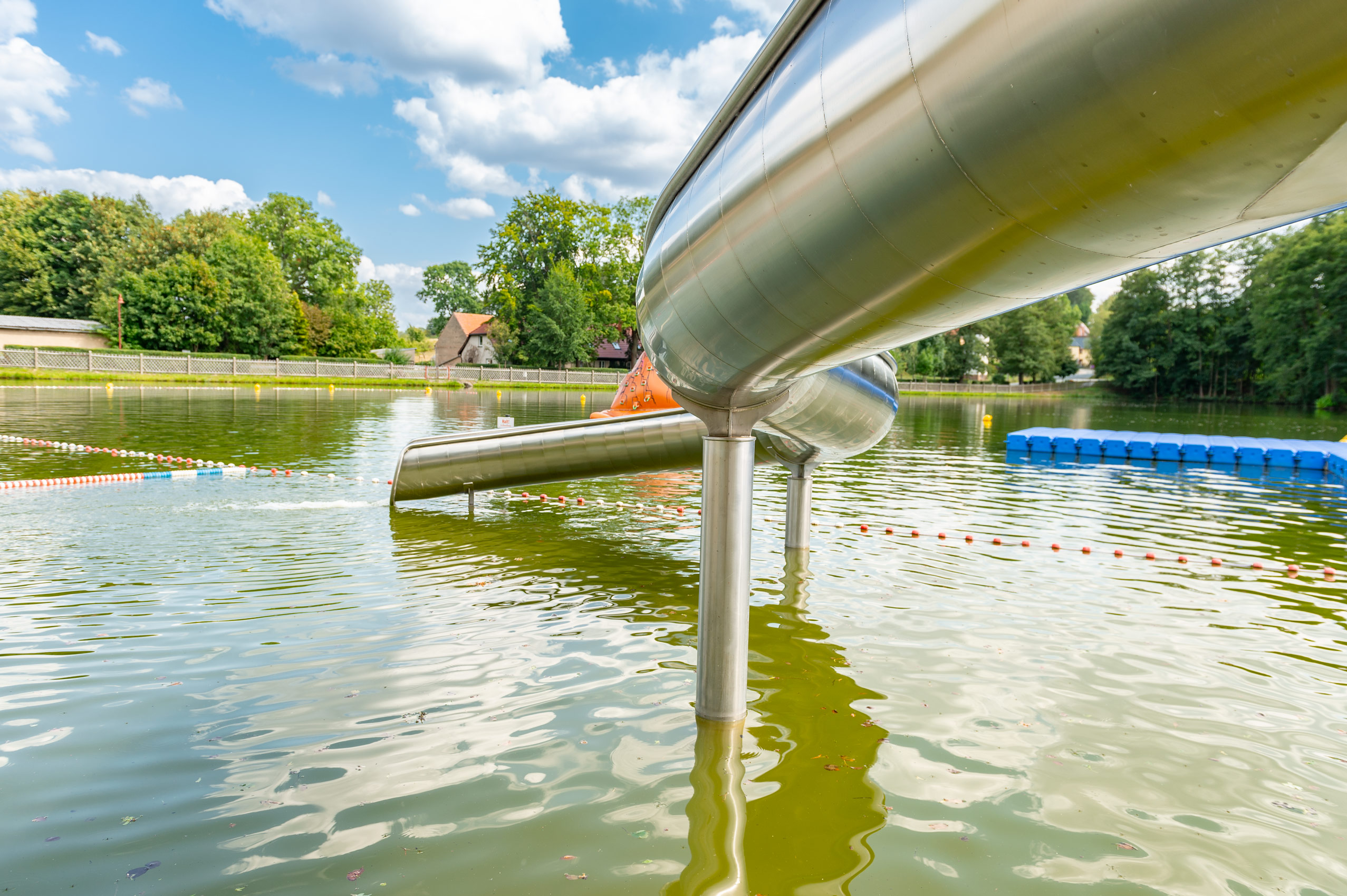 atlantics Edelstahlrutsche im Naturbad Münchenbernsdorf, Schwimmbad in Thüringen, Halbschalenwasserrutsche, Wasserrutsche