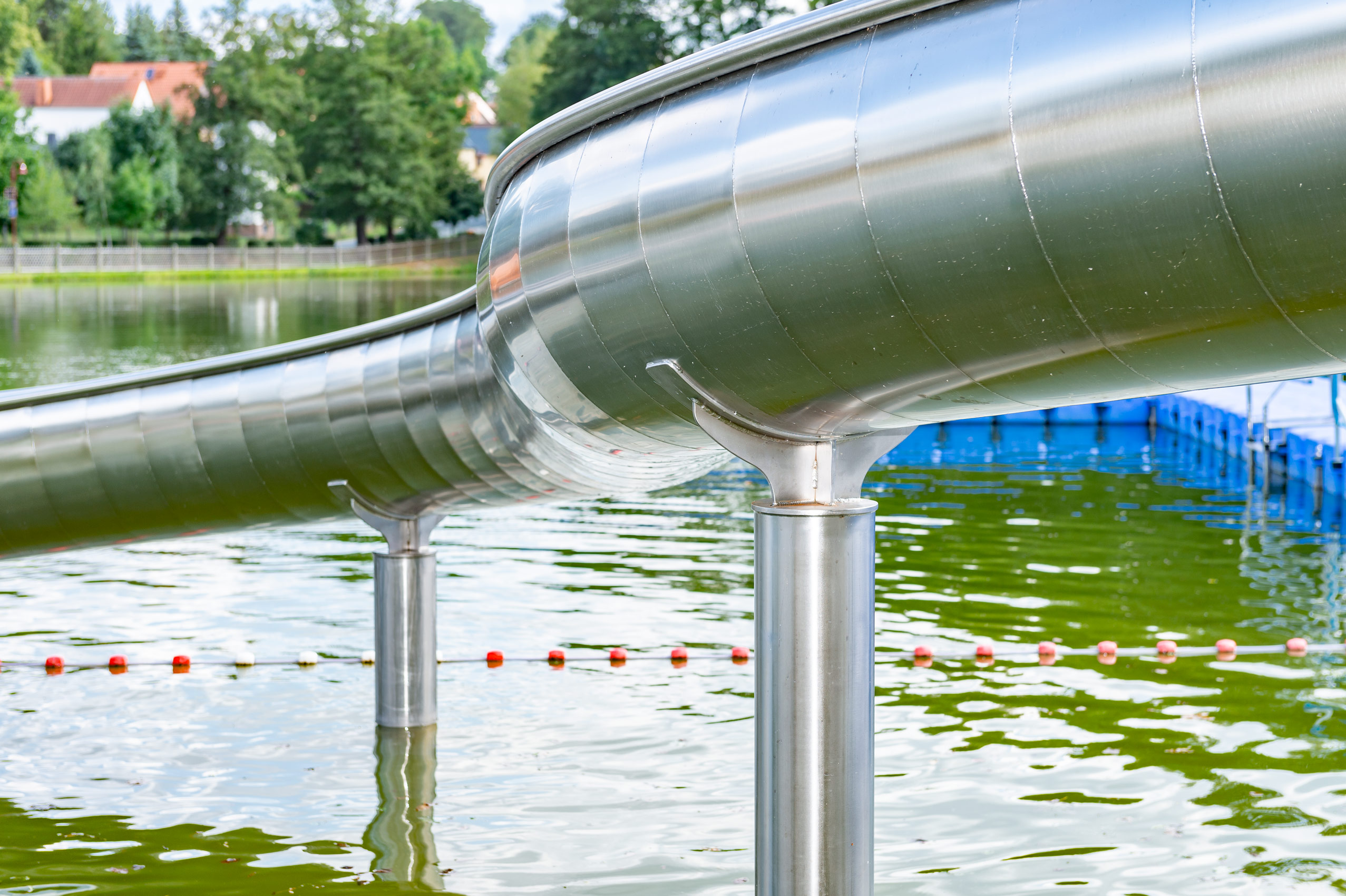atlantics Edelstahlrutsche im Naturbad Münchenbernsdorf, Schwimmbad in Thüringen, Halbschalenwasserrutsche, Wasserrutsche